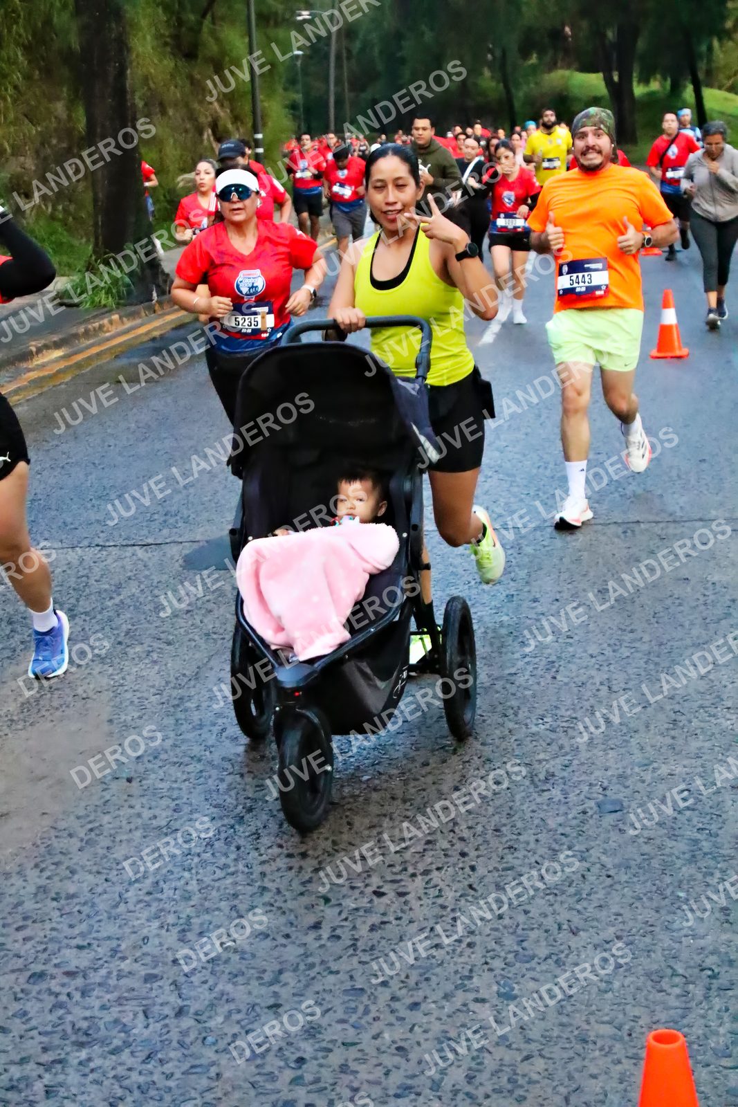 Foto de la CARRERA BIMBO GLOBAL RACE GUADALAJARA en Centro Comercial Andares, Blvd. Puerta de Hierro 4965, Zapopan a las 04:50 · dorsal 5235, 5443