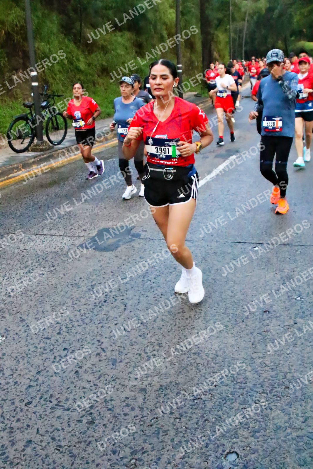 Foto de la CARRERA BIMBO GLOBAL RACE GUADALAJARA en Centro Comercial Andares, Blvd. Puerta de Hierro 4965, Zapopan a las 04:49 · dorsal 5238, 3991