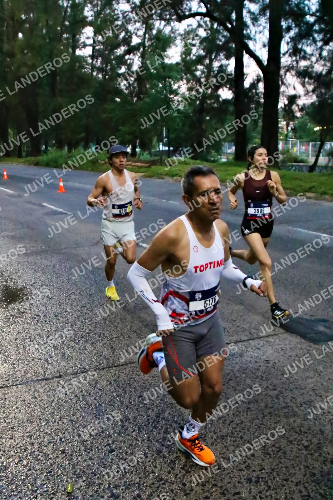 Foto de la CARRERA BIMBO GLOBAL RACE GUADALAJARA en Centro Comercial Andares, Blvd. Puerta de Hierro 4965, Zapopan a las 06:35 · dorsal 3906, 4201, 5178