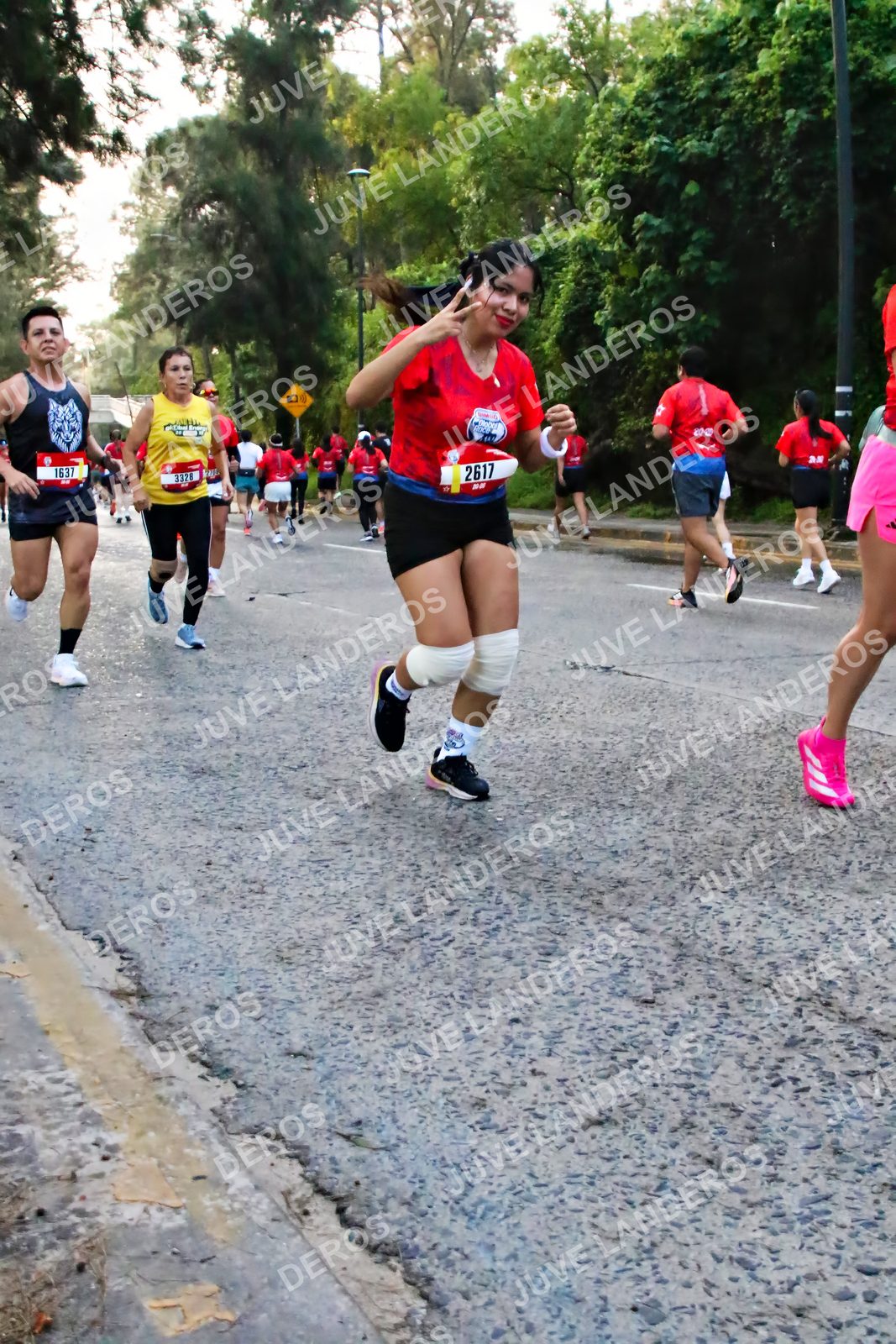 Foto de la CARRERA BIMBO GLOBAL RACE GUADALAJARA en Centro Comercial Andares, Blvd. Puerta de Hierro 4965, Zapopan a las 06:55 · dorsal 2617, 1637, 3328