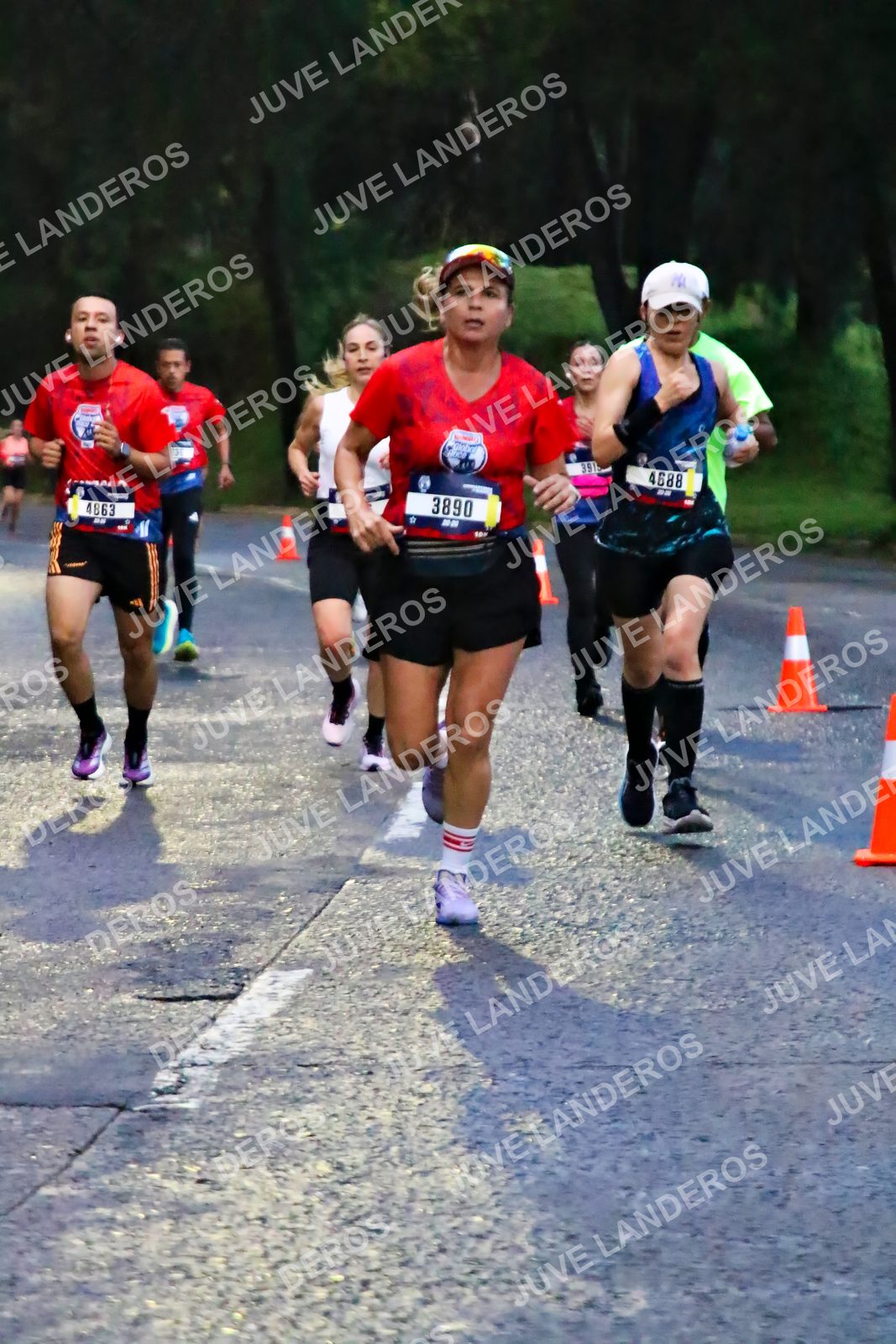 Foto de la CARRERA BIMBO GLOBAL RACE GUADALAJARA en Centro Comercial Andares, Blvd. Puerta de Hierro 4965, Zapopan a las 06:37 · dorsal 3890, 4688, 4863, 351