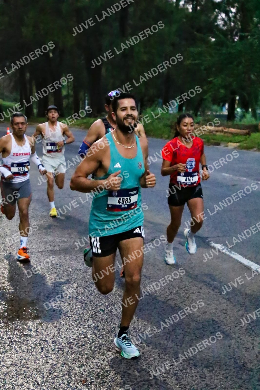 Foto de la CARRERA BIMBO GLOBAL RACE GUADALAJARA en Centro Comercial Andares, Blvd. Puerta de Hierro 4965, Zapopan a las 06:35 · dorsal 4167, 4985, 5178