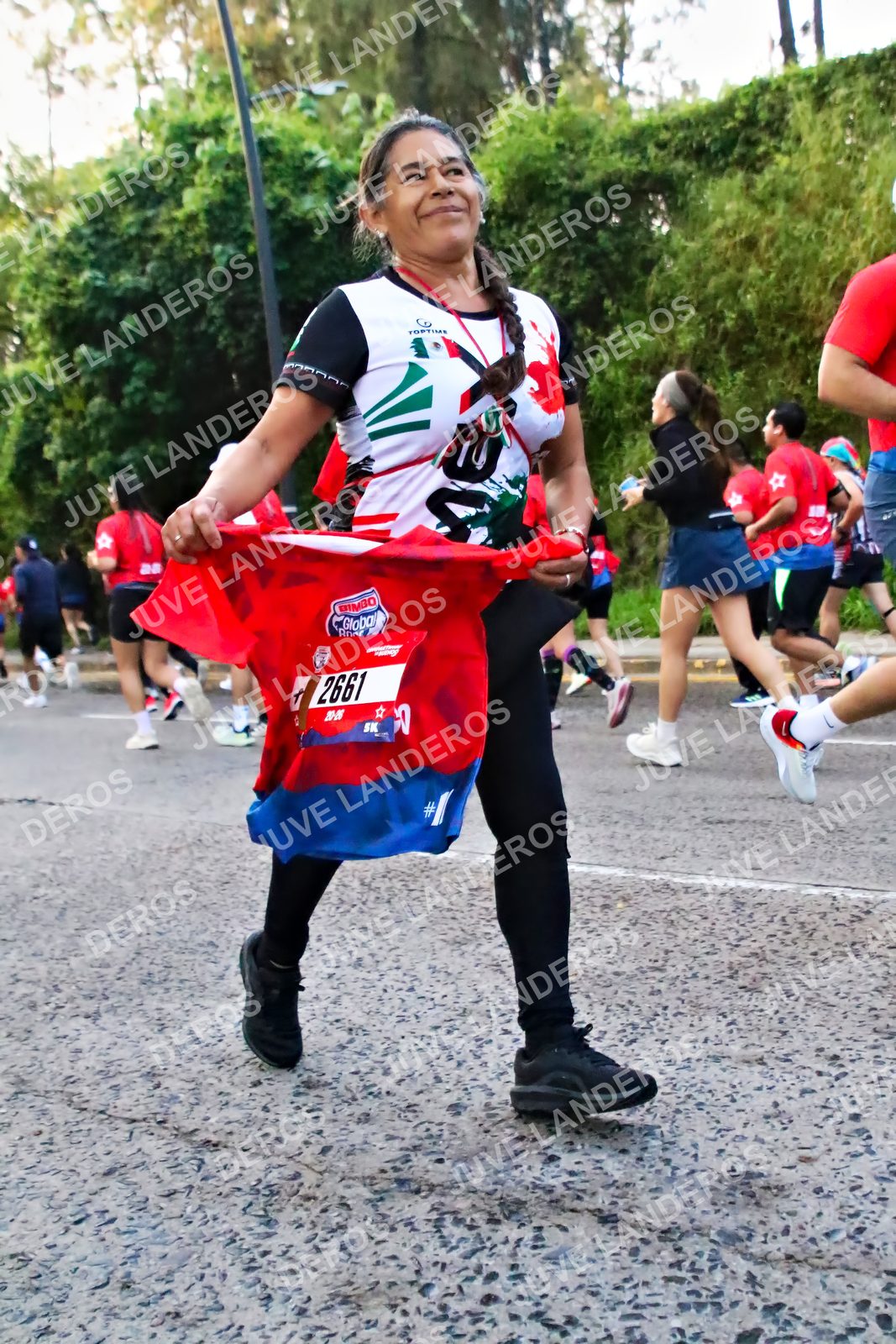 Foto de la CARRERA BIMBO GLOBAL RACE GUADALAJARA en Centro Comercial Andares, Blvd. Puerta de Hierro 4965, Zapopan a las 06:57 · dorsal 2661