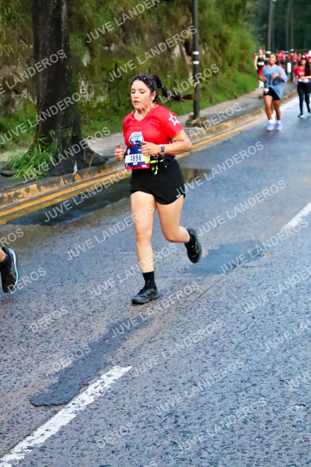 Foto de la CARRERA BIMBO GLOBAL RACE GUADALAJARA en Centro Comercial Andares, Blvd. Puerta de Hierro 4965, Zapopan a las 04:52 · dorsal 4896