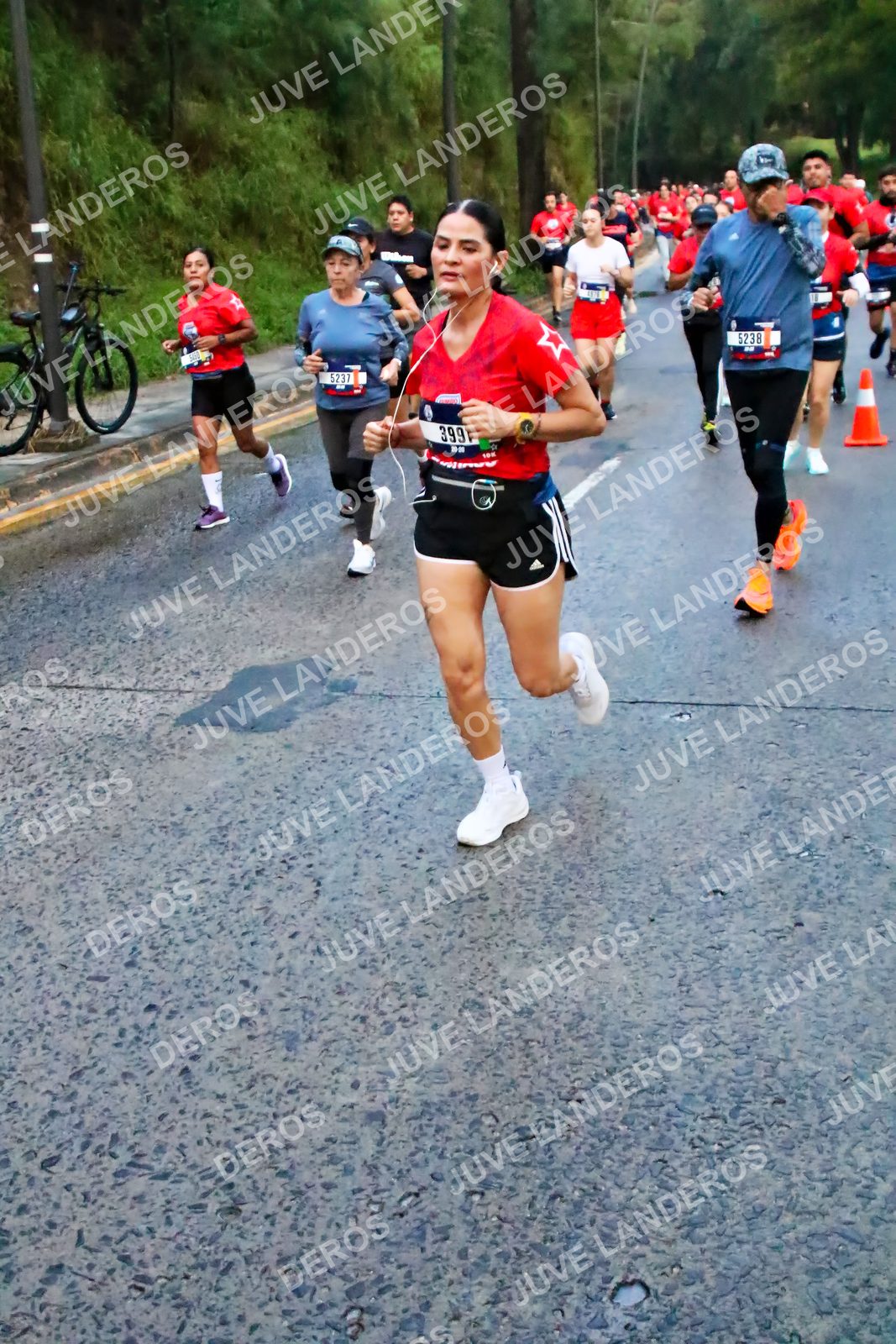 Foto de la CARRERA BIMBO GLOBAL RACE GUADALAJARA en Centro Comercial Andares, Blvd. Puerta de Hierro 4965, Zapopan a las 04:49 · dorsal 5238, 5237, 399