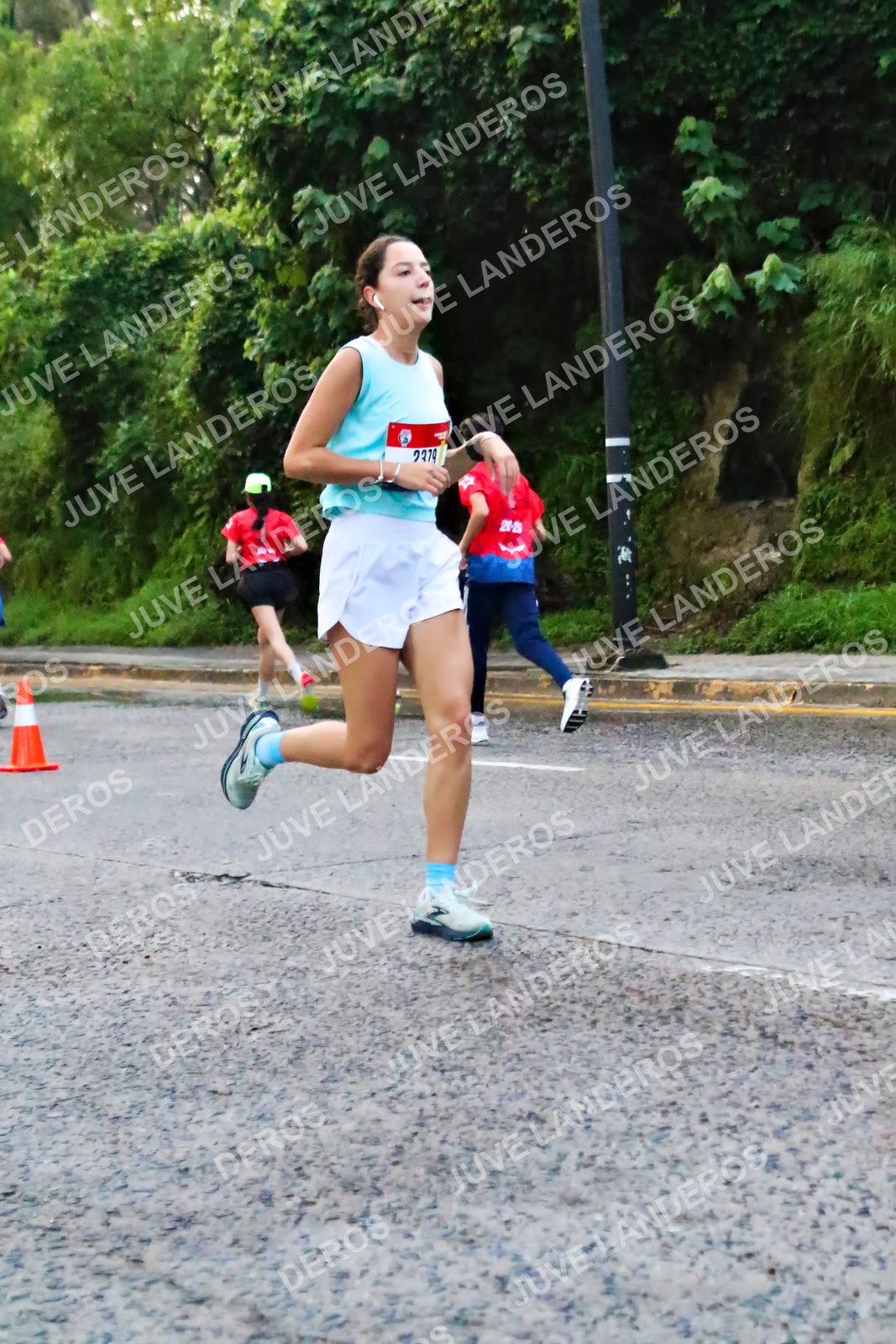Foto de la CARRERA BIMBO GLOBAL RACE GUADALAJARA en Centro Comercial Andares, Blvd. Puerta de Hierro 4965, Zapopan a las 04:58 · dorsal 2379