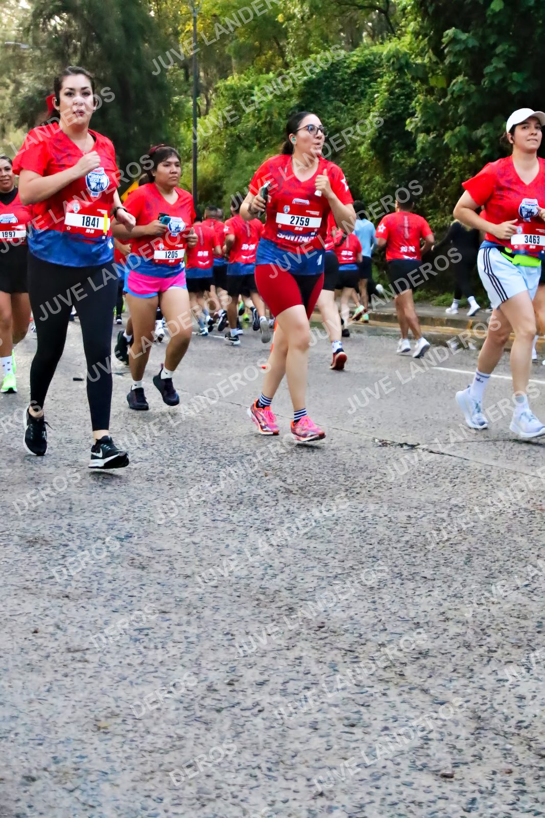 Foto de la CARRERA BIMBO GLOBAL RACE GUADALAJARA en Centro Comercial Andares, Blvd. Puerta de Hierro 4965, Zapopan a las 06:56 · dorsal 1205, 2759, 1841, 1997
