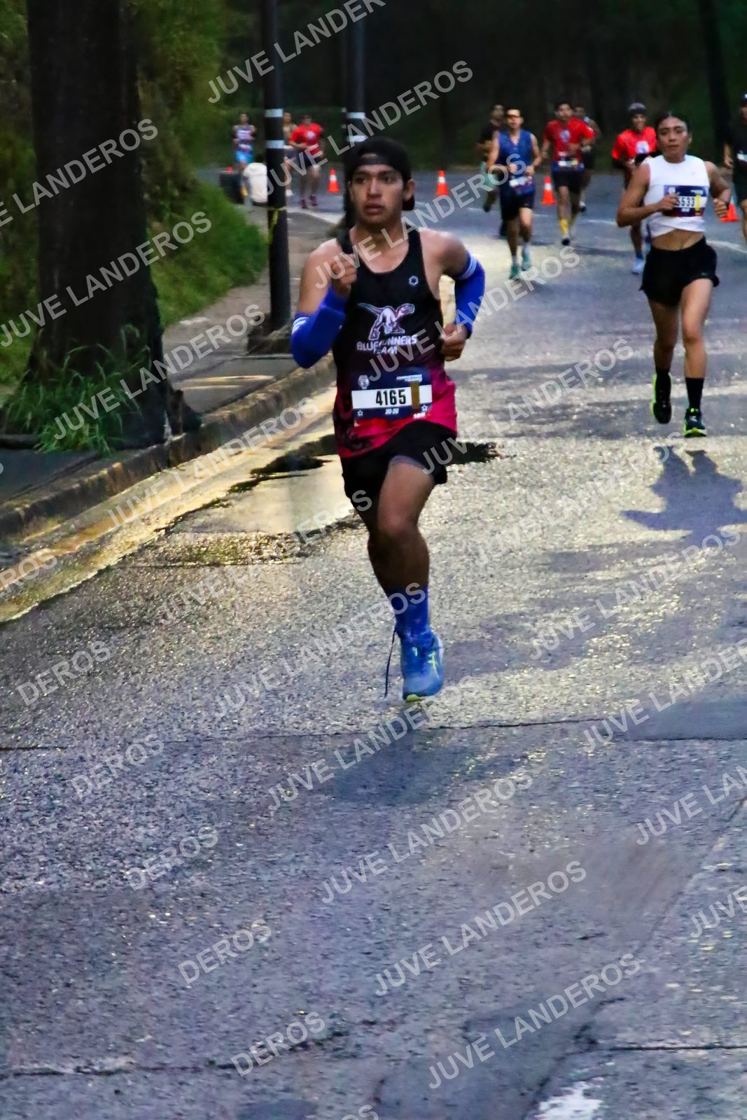 Foto de la CARRERA BIMBO GLOBAL RACE GUADALAJARA en Centro Comercial Andares, Blvd. Puerta de Hierro 4965, Zapopan a las 06:36 · dorsal 4165