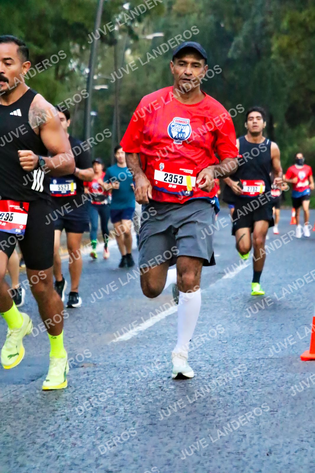 Foto de la CARRERA BIMBO GLOBAL RACE GUADALAJARA en Centro Comercial Andares, Blvd. Puerta de Hierro 4965, Zapopan a las 04:53 · dorsal 2353, 5523, 895, 2132