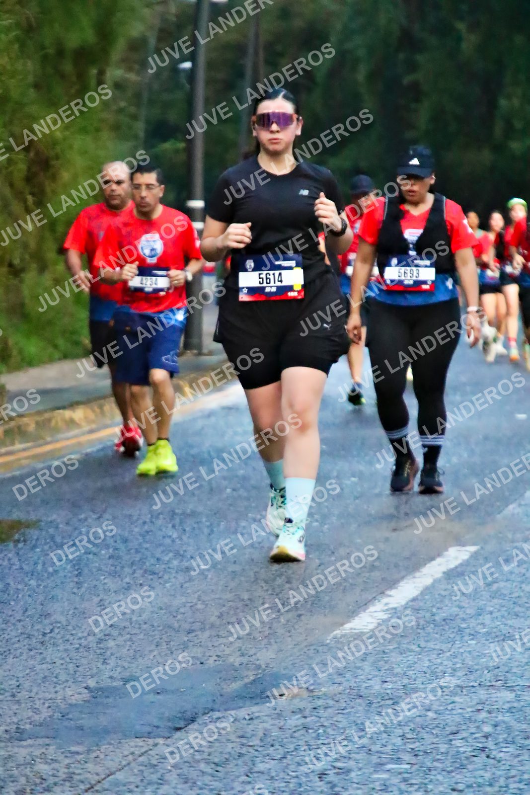 Foto de la CARRERA BIMBO GLOBAL RACE GUADALAJARA en Centro Comercial Andares, Blvd. Puerta de Hierro 4965, Zapopan a las 04:53 · dorsal 5614, 4234, 5693