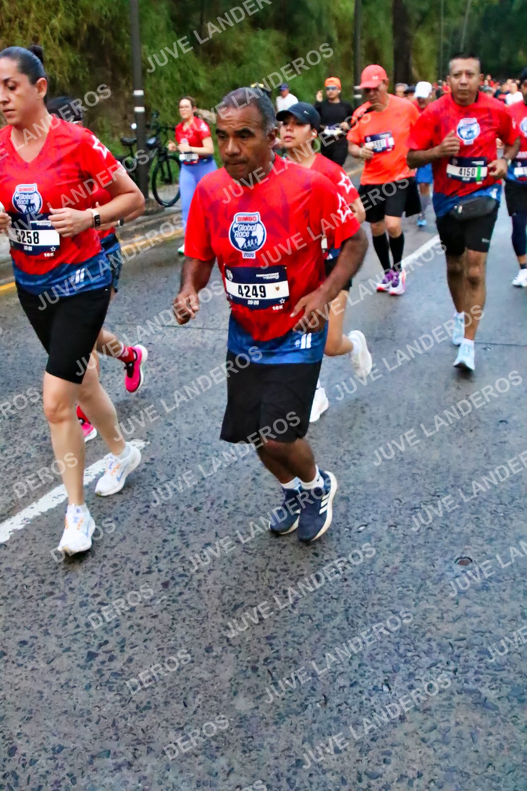 Foto de la CARRERA BIMBO GLOBAL RACE GUADALAJARA en Centro Comercial Andares, Blvd. Puerta de Hierro 4965, Zapopan a las 04:49 · dorsal 4249, 5258, 4150