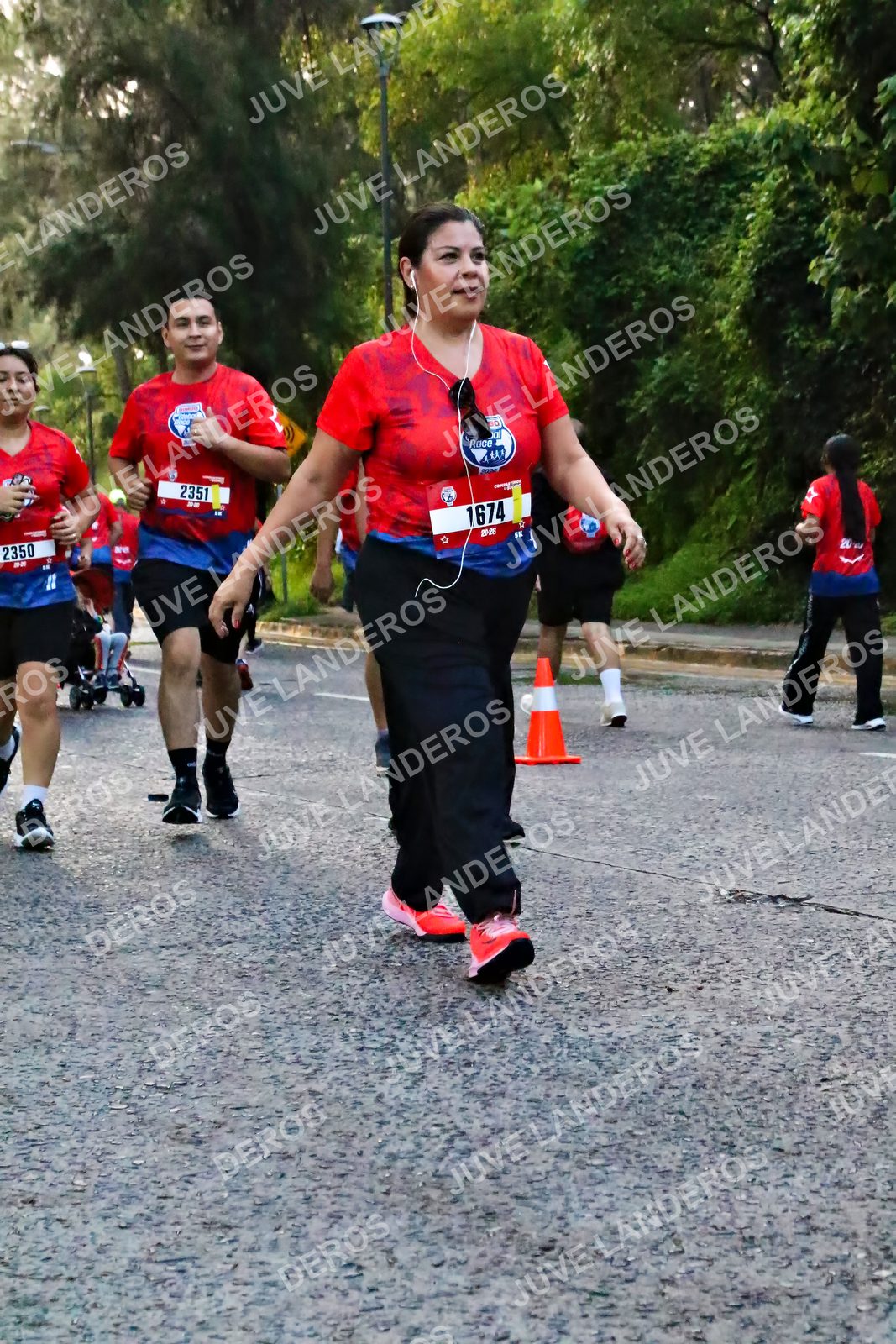 Foto de la CARRERA BIMBO GLOBAL RACE GUADALAJARA en Centro Comercial Andares, Blvd. Puerta de Hierro 4965, Zapopan a las 07:05 · dorsal 1674, 2350, 2351