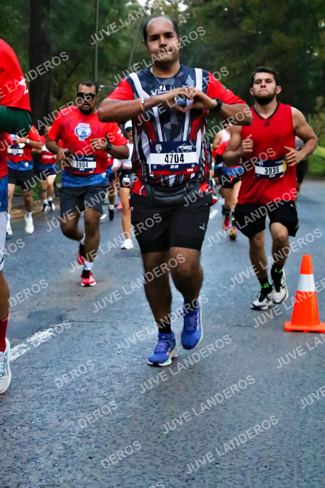 Foto de la CARRERA BIMBO GLOBAL RACE GUADALAJARA en Centro Comercial Andares, Blvd. Puerta de Hierro 4965, Zapopan a las 06:40 · dorsal 4704, 3904, 3935