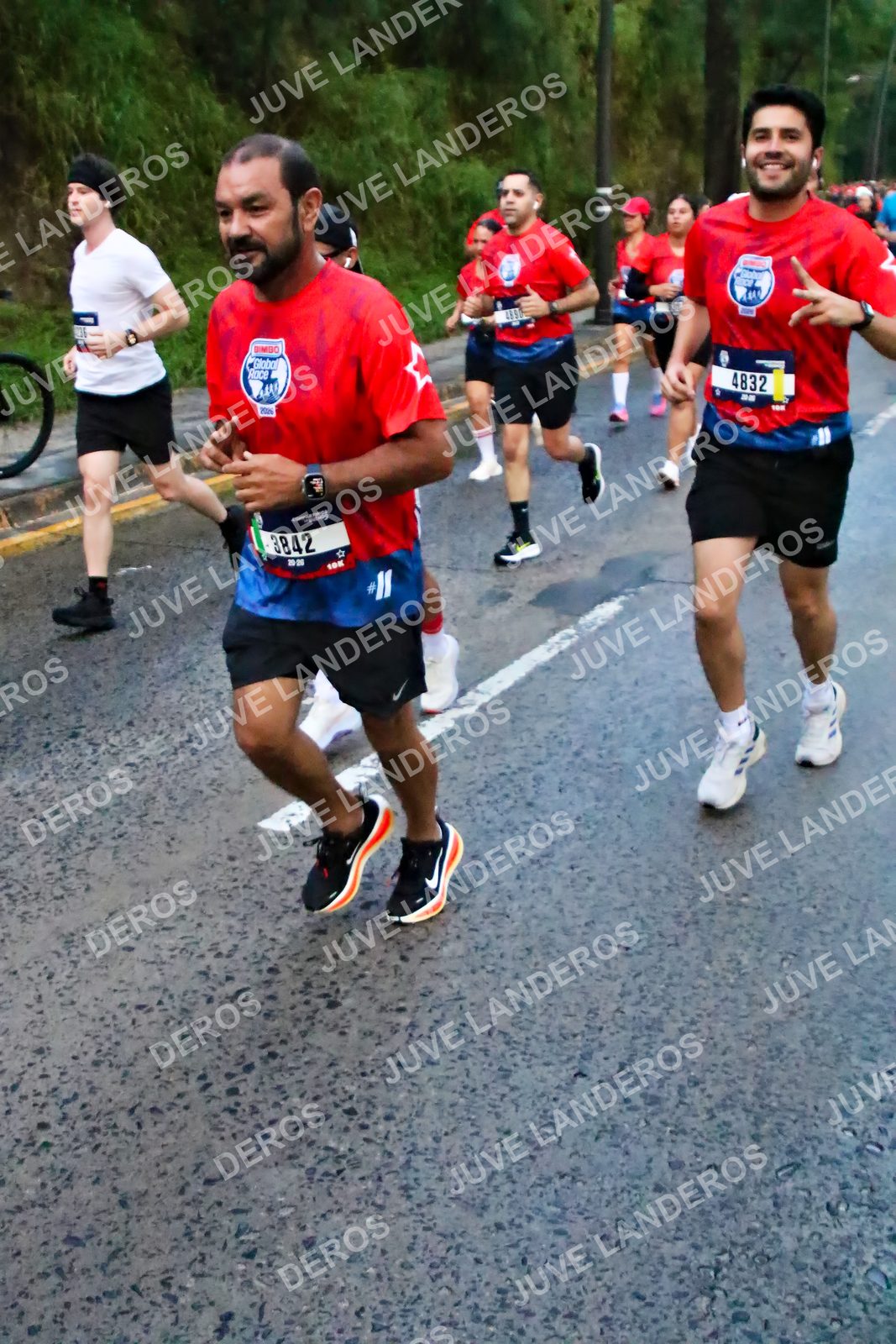 Foto de la CARRERA BIMBO GLOBAL RACE GUADALAJARA en Centro Comercial Andares, Blvd. Puerta de Hierro 4965, Zapopan a las 04:48 · dorsal 3842, 4832