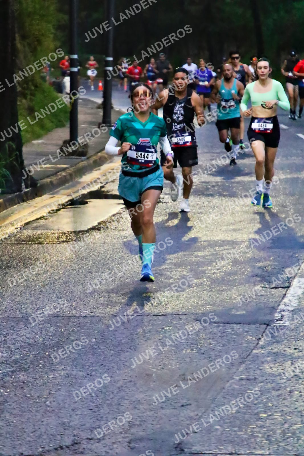 Foto de la CARRERA BIMBO GLOBAL RACE GUADALAJARA en Centro Comercial Andares, Blvd. Puerta de Hierro 4965, Zapopan a las 06:36 · dorsal 5444, 5506, 4434