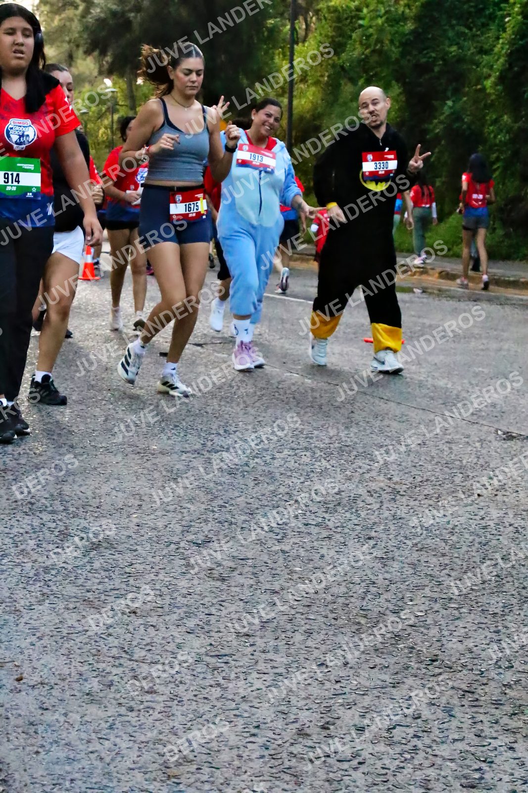 Foto de la CARRERA BIMBO GLOBAL RACE GUADALAJARA en Centro Comercial Andares, Blvd. Puerta de Hierro 4965, Zapopan a las 07:06 · dorsal 914, 1675, 1913, 3330