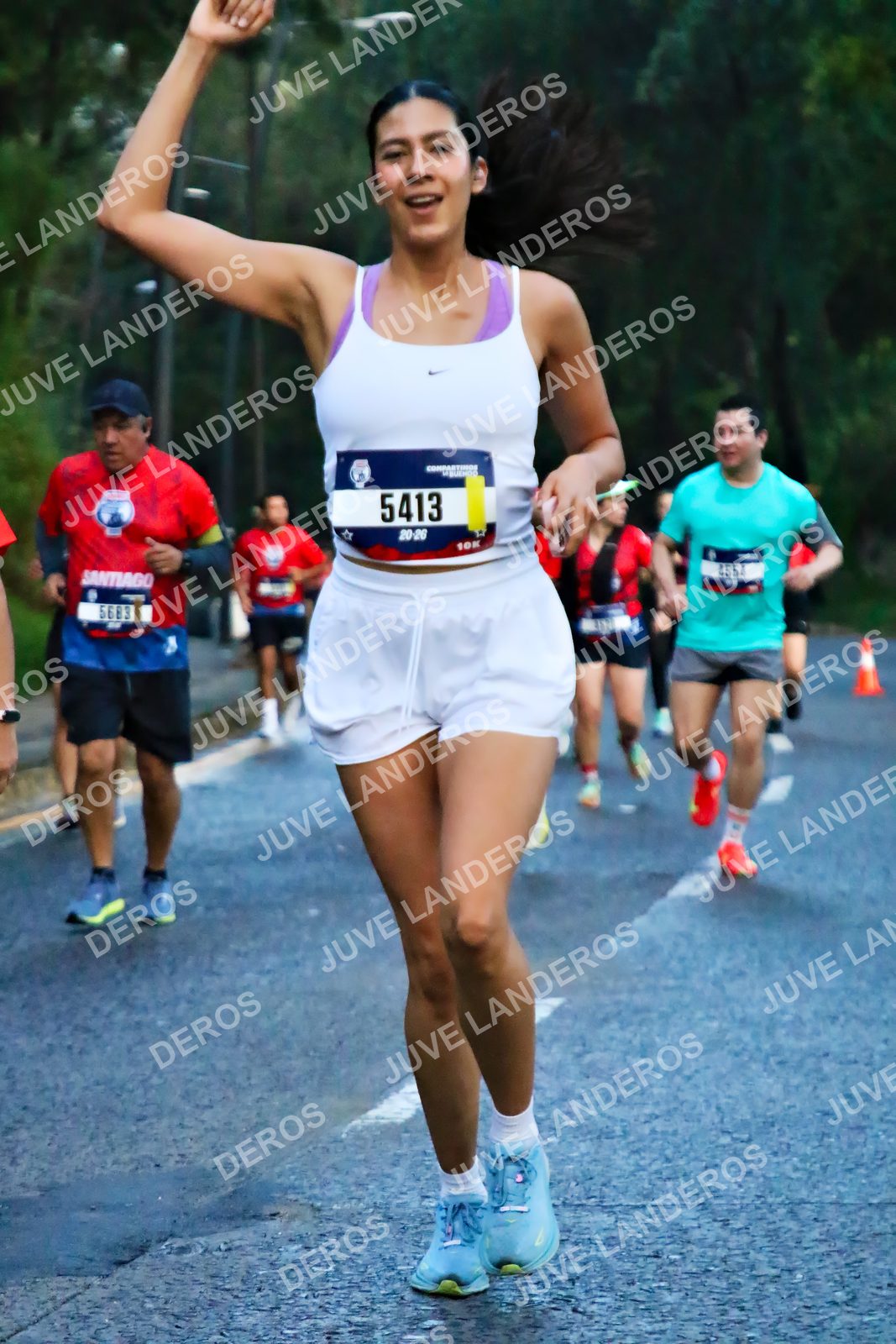 Foto de la CARRERA BIMBO GLOBAL RACE GUADALAJARA en Centro Comercial Andares, Blvd. Puerta de Hierro 4965, Zapopan a las 04:53 · dorsal 5413, 5683, 4554