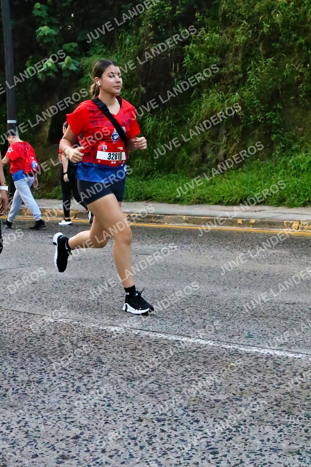 Foto de la CARRERA BIMBO GLOBAL RACE GUADALAJARA en Centro Comercial Andares, Blvd. Puerta de Hierro 4965, Zapopan a las 07:07 · dorsal 3281