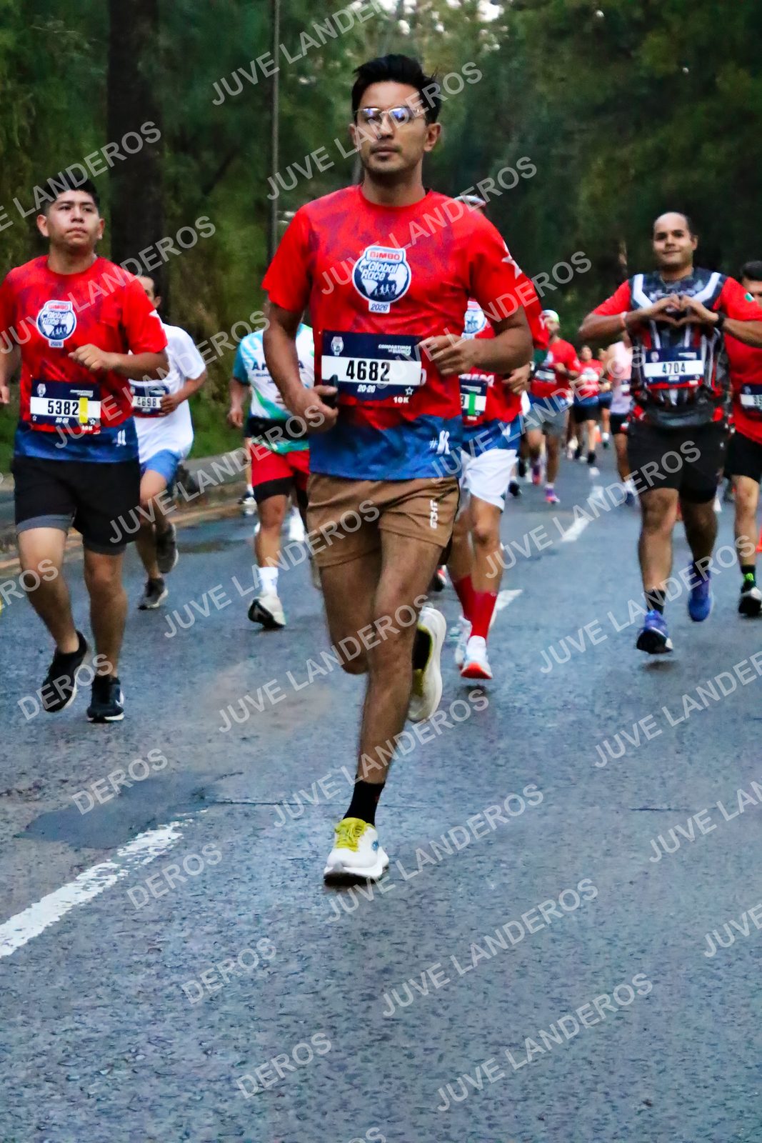 Foto de la CARRERA BIMBO GLOBAL RACE GUADALAJARA en Centro Comercial Andares, Blvd. Puerta de Hierro 4965, Zapopan a las 06:40 · dorsal 4682, 5382, 4704, 2020