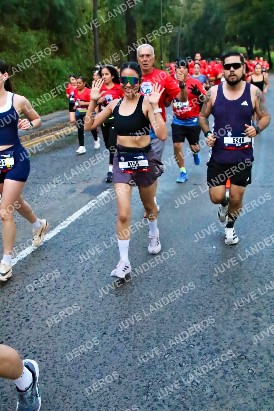 Foto de la CARRERA BIMBO GLOBAL RACE GUADALAJARA en Centro Comercial Andares, Blvd. Puerta de Hierro 4965, Zapopan a las 04:48 · dorsal 5248, 4154, 4749