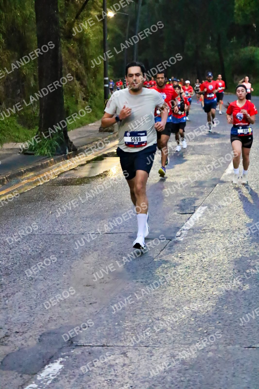 Foto de la CARRERA BIMBO GLOBAL RACE GUADALAJARA en Centro Comercial Andares, Blvd. Puerta de Hierro 4965, Zapopan a las 06:37 · dorsal 5699