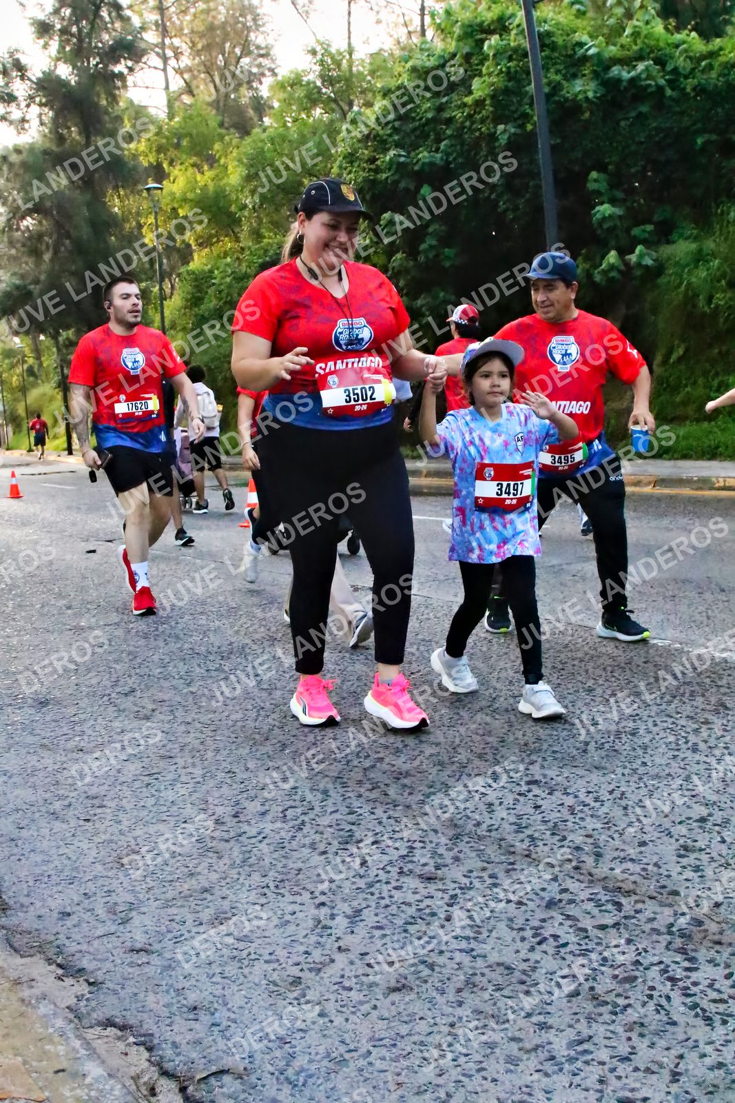 Foto de la CARRERA BIMBO GLOBAL RACE GUADALAJARA en Centro Comercial Andares, Blvd. Puerta de Hierro 4965, Zapopan a las 07:10 · dorsal 3497, 3502, 3495, 17620