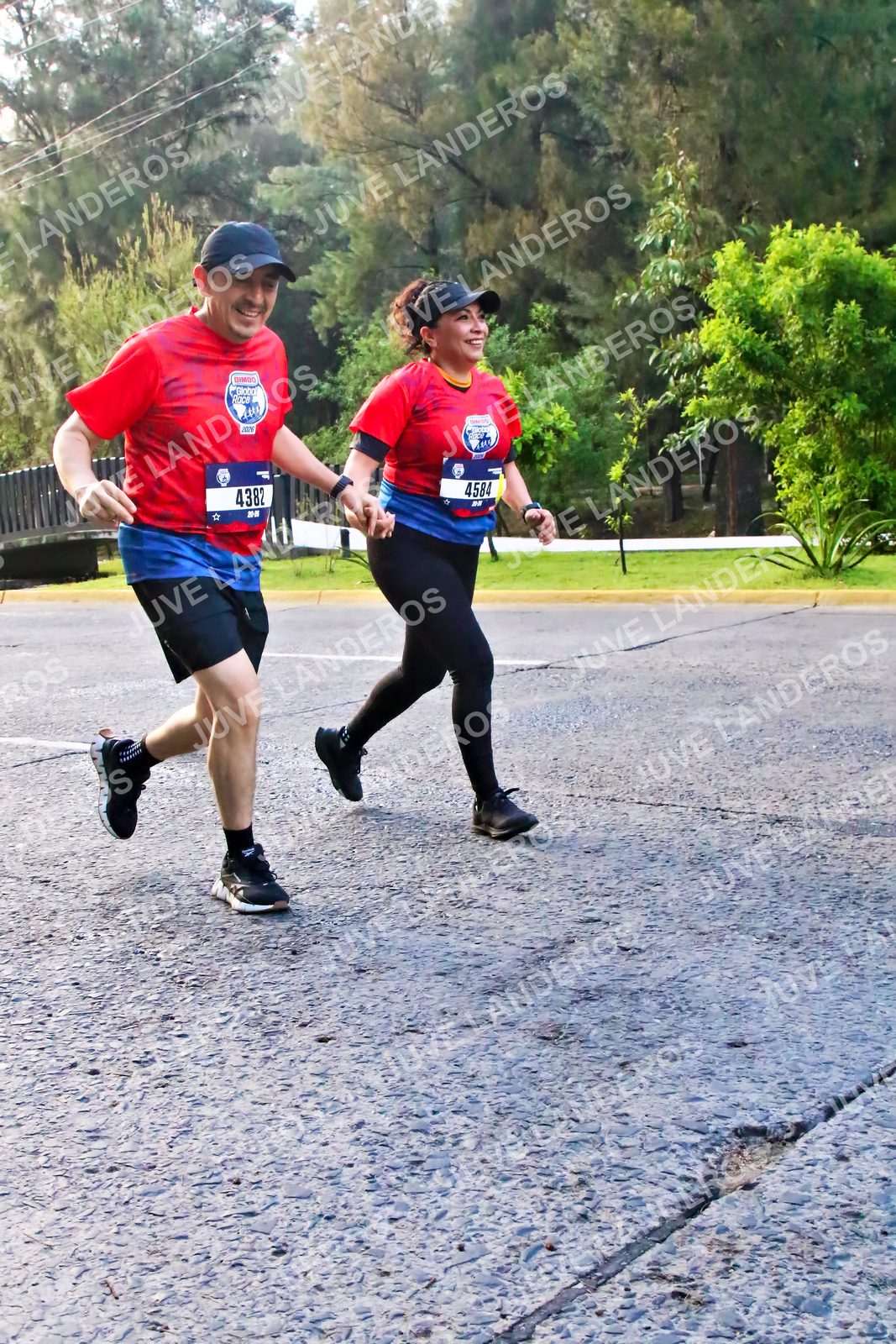Foto de la CARRERA BIMBO GLOBAL RACE GUADALAJARA en Centro Comercial Andares, Blvd. Puerta de Hierro 4965, Zapopan a las 07:41 · dorsal 4382, 4584