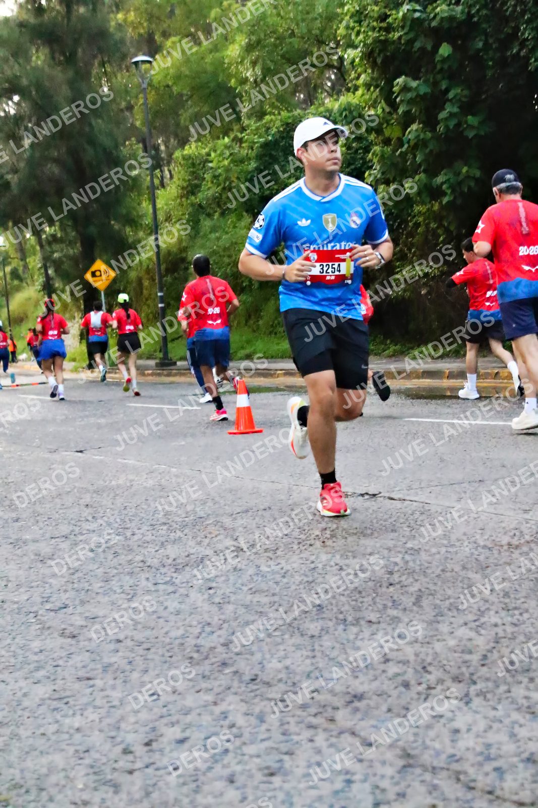 Foto de la CARRERA BIMBO GLOBAL RACE GUADALAJARA en Centro Comercial Andares, Blvd. Puerta de Hierro 4965, Zapopan a las 04:58 · dorsal 3254