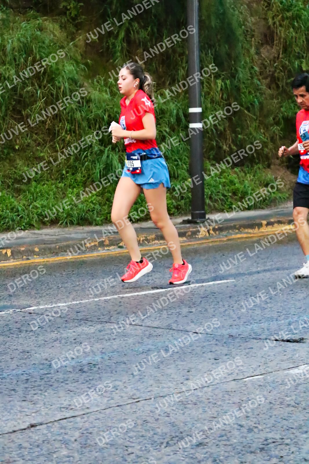 Foto de la CARRERA BIMBO GLOBAL RACE GUADALAJARA en Centro Comercial Andares, Blvd. Puerta de Hierro 4965, Zapopan a las 04:55 · dorsal 4705