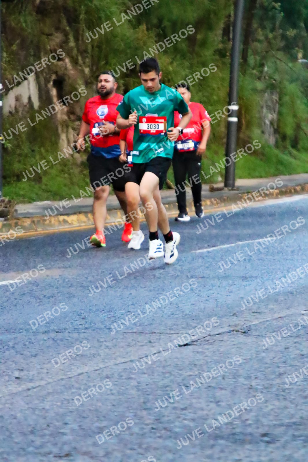 Foto de la CARRERA BIMBO GLOBAL RACE GUADALAJARA en Centro Comercial Andares, Blvd. Puerta de Hierro 4965, Zapopan a las 04:53 · dorsal 3030