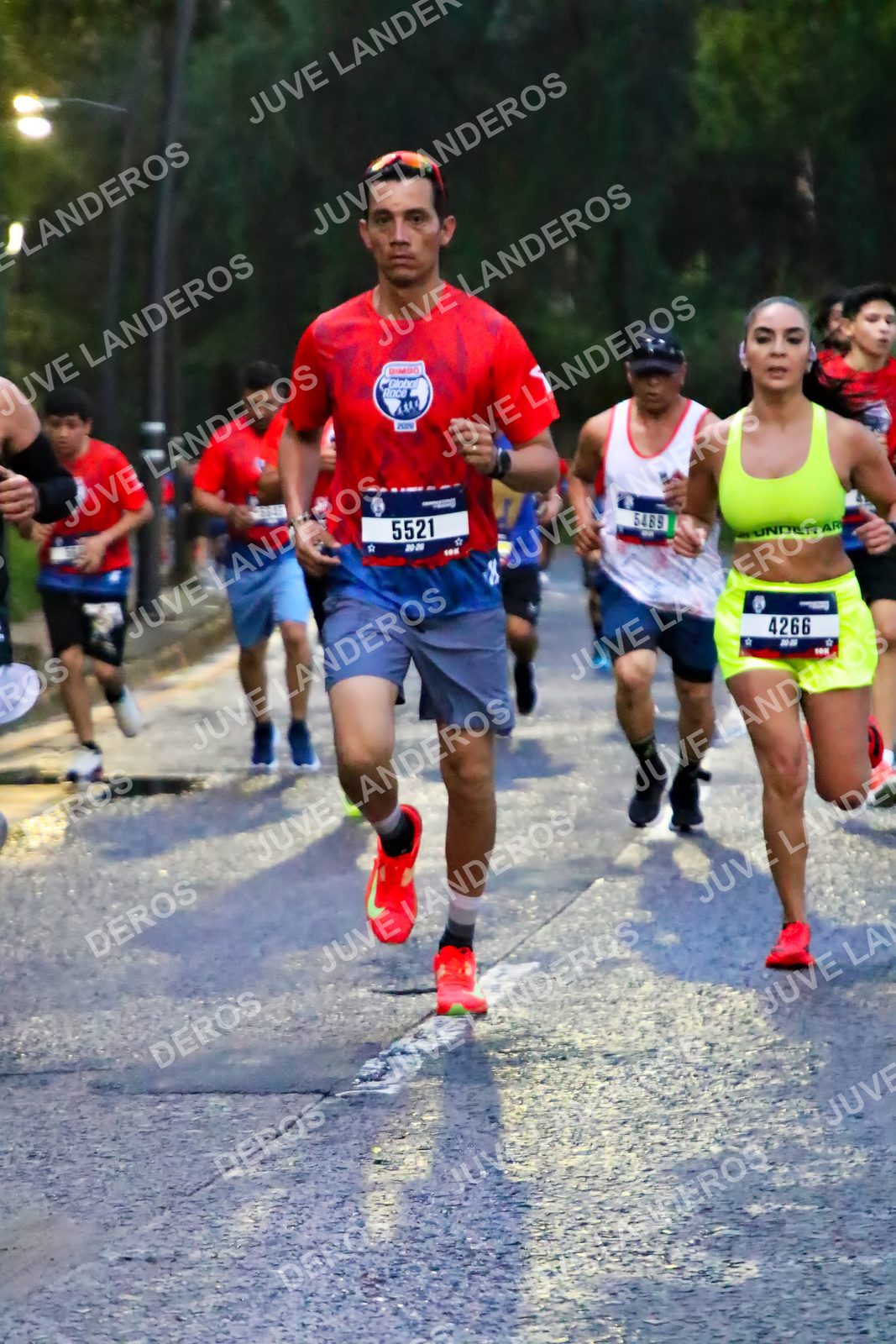 Foto de la CARRERA BIMBO GLOBAL RACE GUADALAJARA en Centro Comercial Andares, Blvd. Puerta de Hierro 4965, Zapopan a las 06:38 · dorsal 4266, 5521, 5489