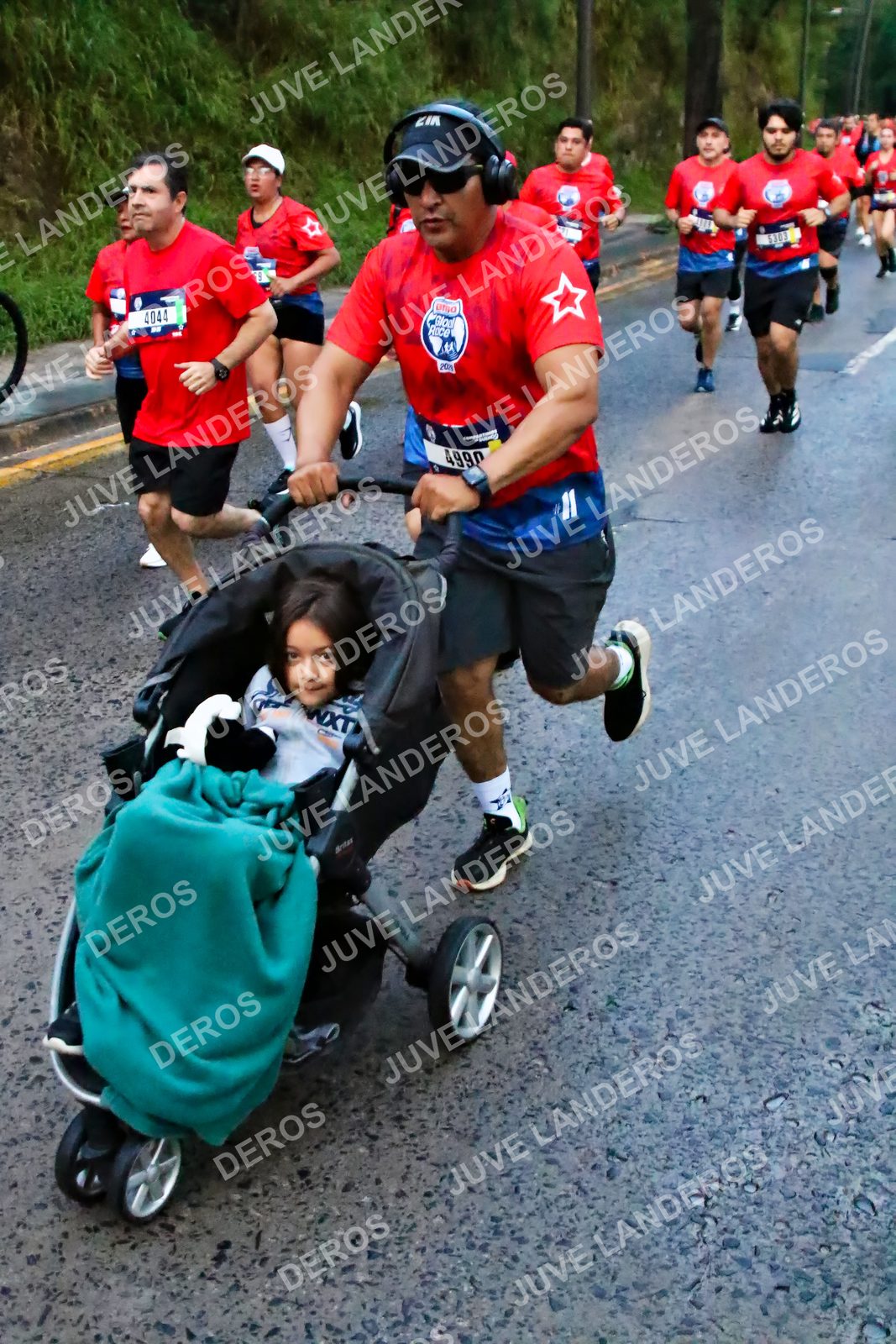 Foto de la CARRERA BIMBO GLOBAL RACE GUADALAJARA en Centro Comercial Andares, Blvd. Puerta de Hierro 4965, Zapopan a las 04:48 · dorsal 4044, 4990