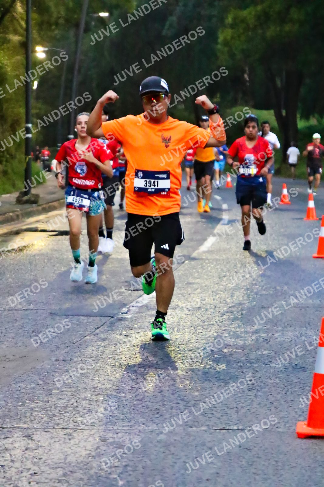 Foto de la CARRERA BIMBO GLOBAL RACE GUADALAJARA en Centro Comercial Andares, Blvd. Puerta de Hierro 4965, Zapopan a las 06:38 · dorsal 3941, 4528, 4257