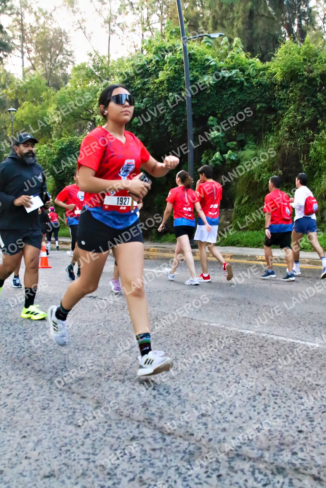 Foto de la CARRERA BIMBO GLOBAL RACE GUADALAJARA en Centro Comercial Andares, Blvd. Puerta de Hierro 4965, Zapopan a las 07:02 · dorsal 1927