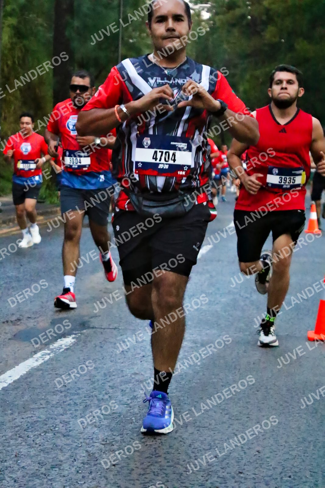Foto de la CARRERA BIMBO GLOBAL RACE GUADALAJARA en Centro Comercial Andares, Blvd. Puerta de Hierro 4965, Zapopan a las 06:40 · dorsal 4704, 3935, 3904