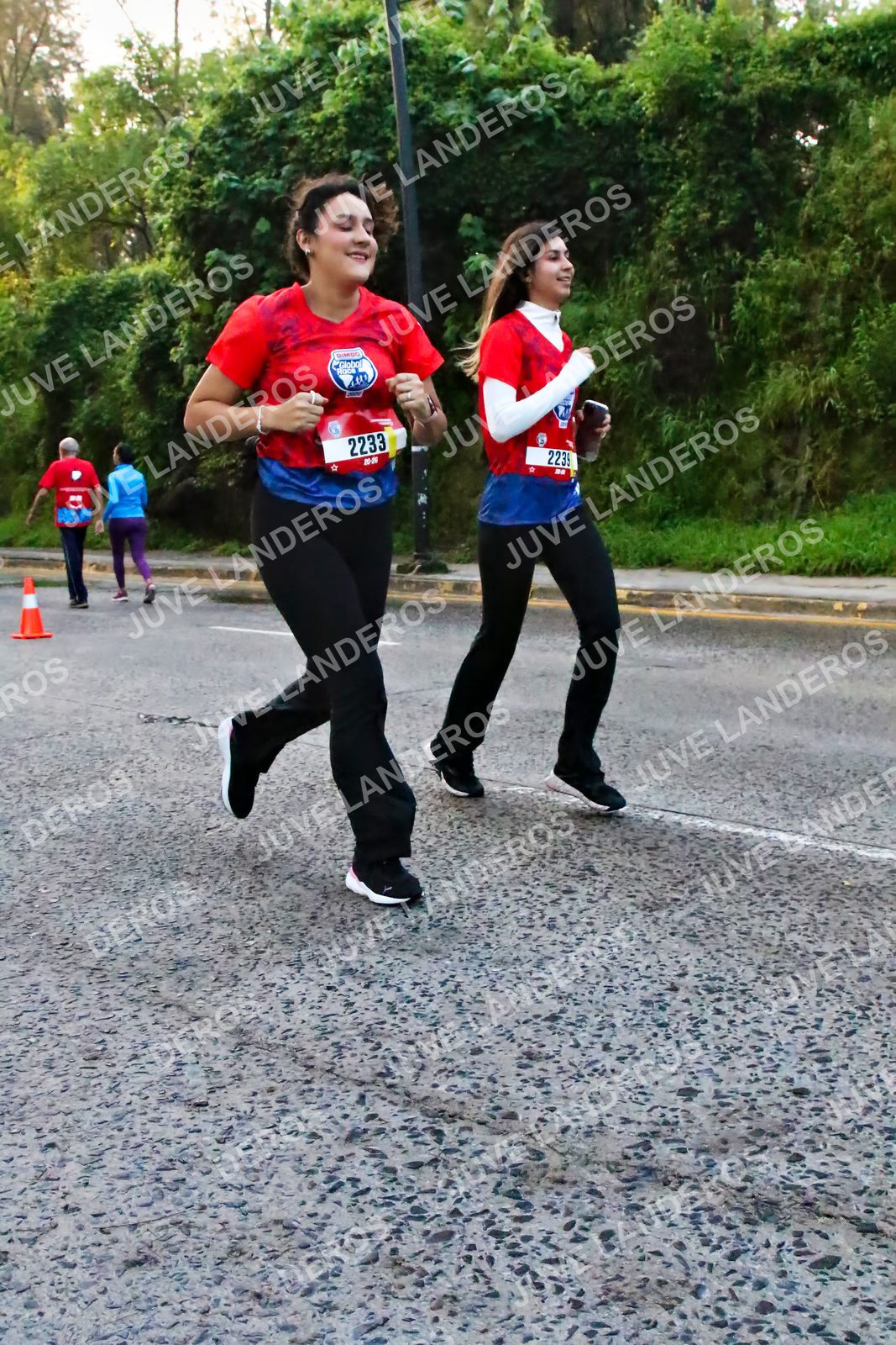 Foto de la CARRERA BIMBO GLOBAL RACE GUADALAJARA en Centro Comercial Andares, Blvd. Puerta de Hierro 4965, Zapopan a las 07:10 · dorsal 2233, 2239