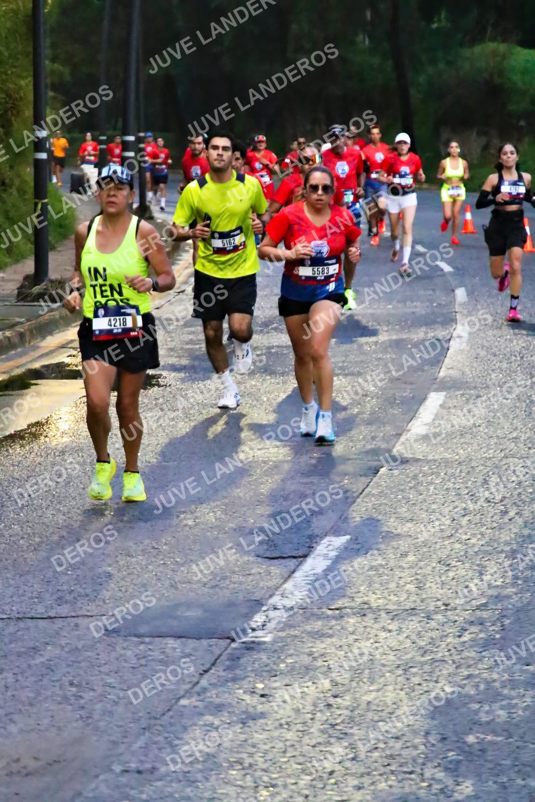 Foto de la CARRERA BIMBO GLOBAL RACE GUADALAJARA en Centro Comercial Andares, Blvd. Puerta de Hierro 4965, Zapopan a las 06:38 · dorsal 4218, 5583, 5162