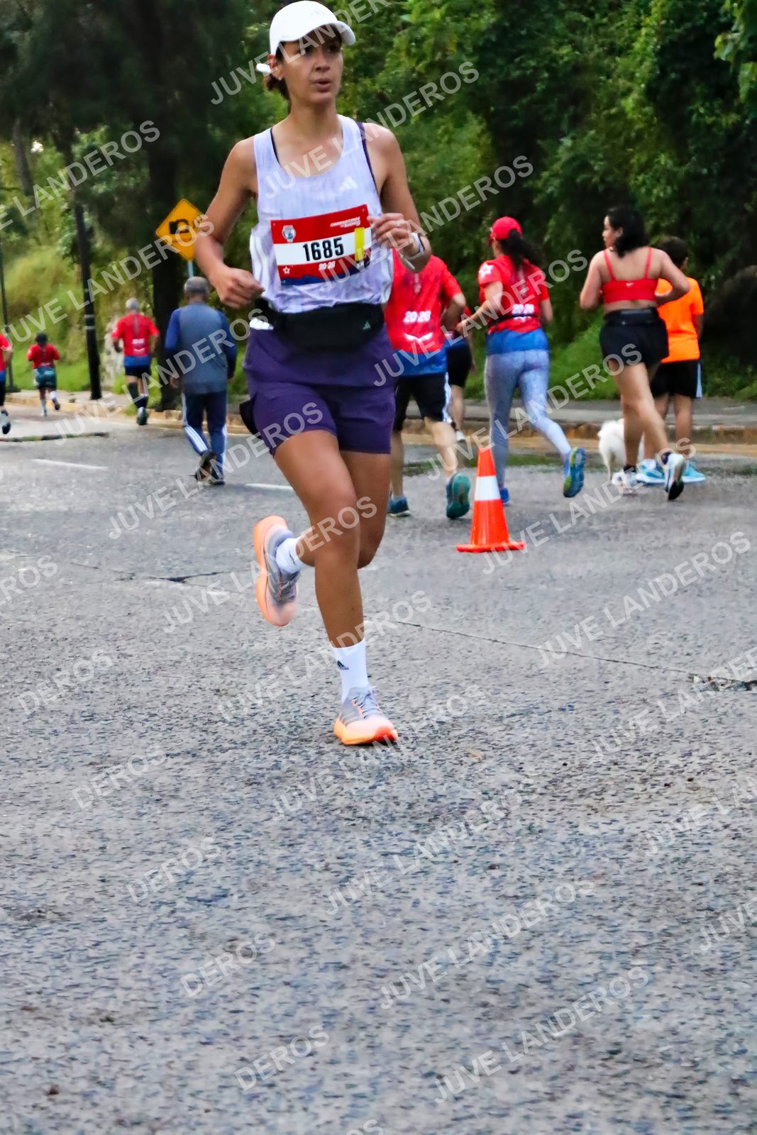 Foto de la CARRERA BIMBO GLOBAL RACE GUADALAJARA en Centro Comercial Andares, Blvd. Puerta de Hierro 4965, Zapopan a las 04:57 · dorsal 1685