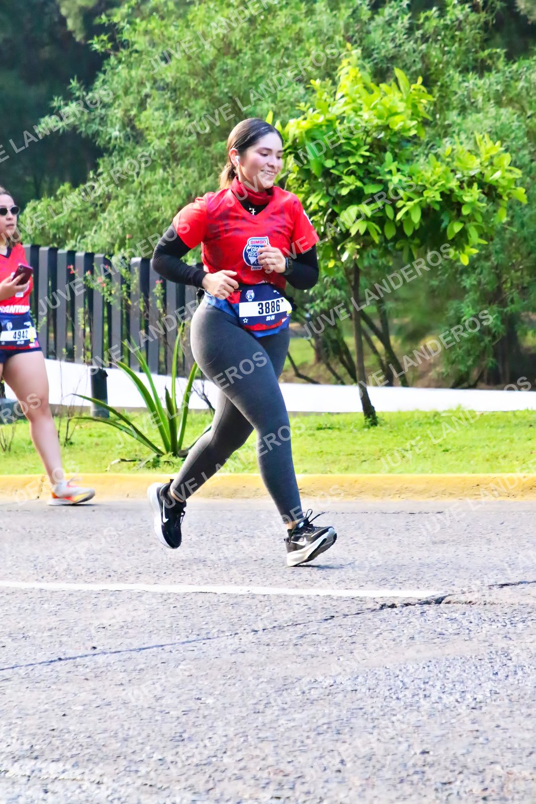 Foto de la CARRERA BIMBO GLOBAL RACE GUADALAJARA en Centro Comercial Andares, Blvd. Puerta de Hierro 4965, Zapopan a las 07:44 · dorsal 3886, 4942