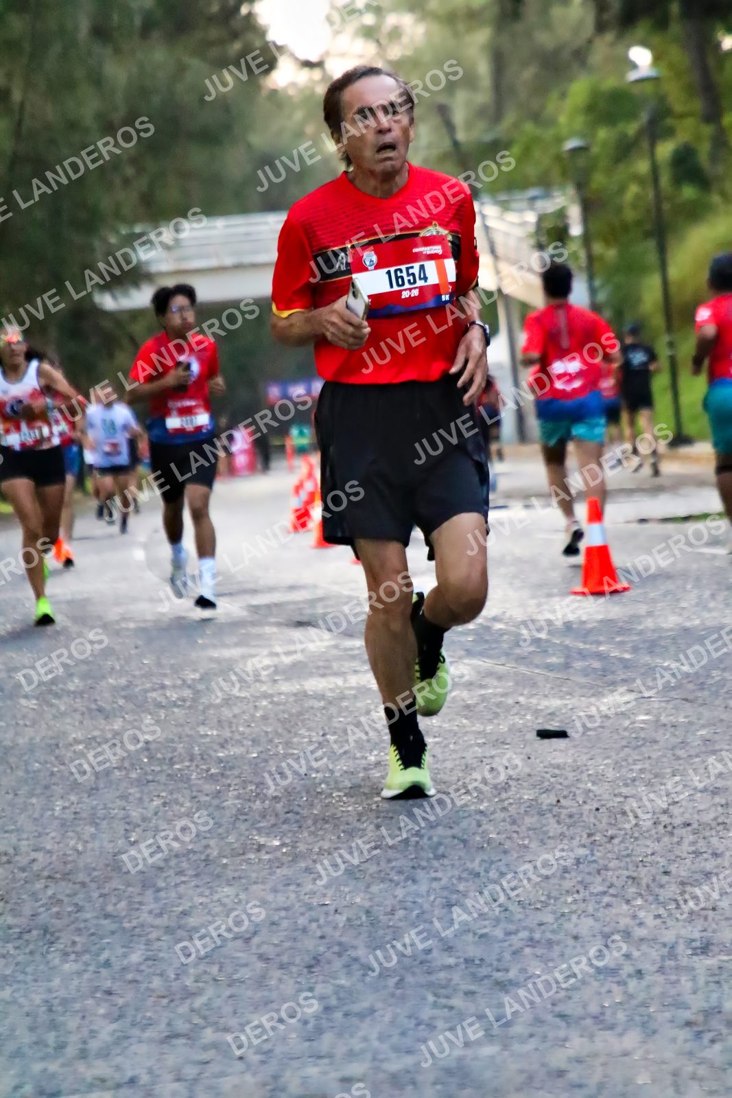 Foto de la CARRERA BIMBO GLOBAL RACE GUADALAJARA en Centro Comercial Andares, Blvd. Puerta de Hierro 4965, Zapopan a las 04:56 · dorsal 1654