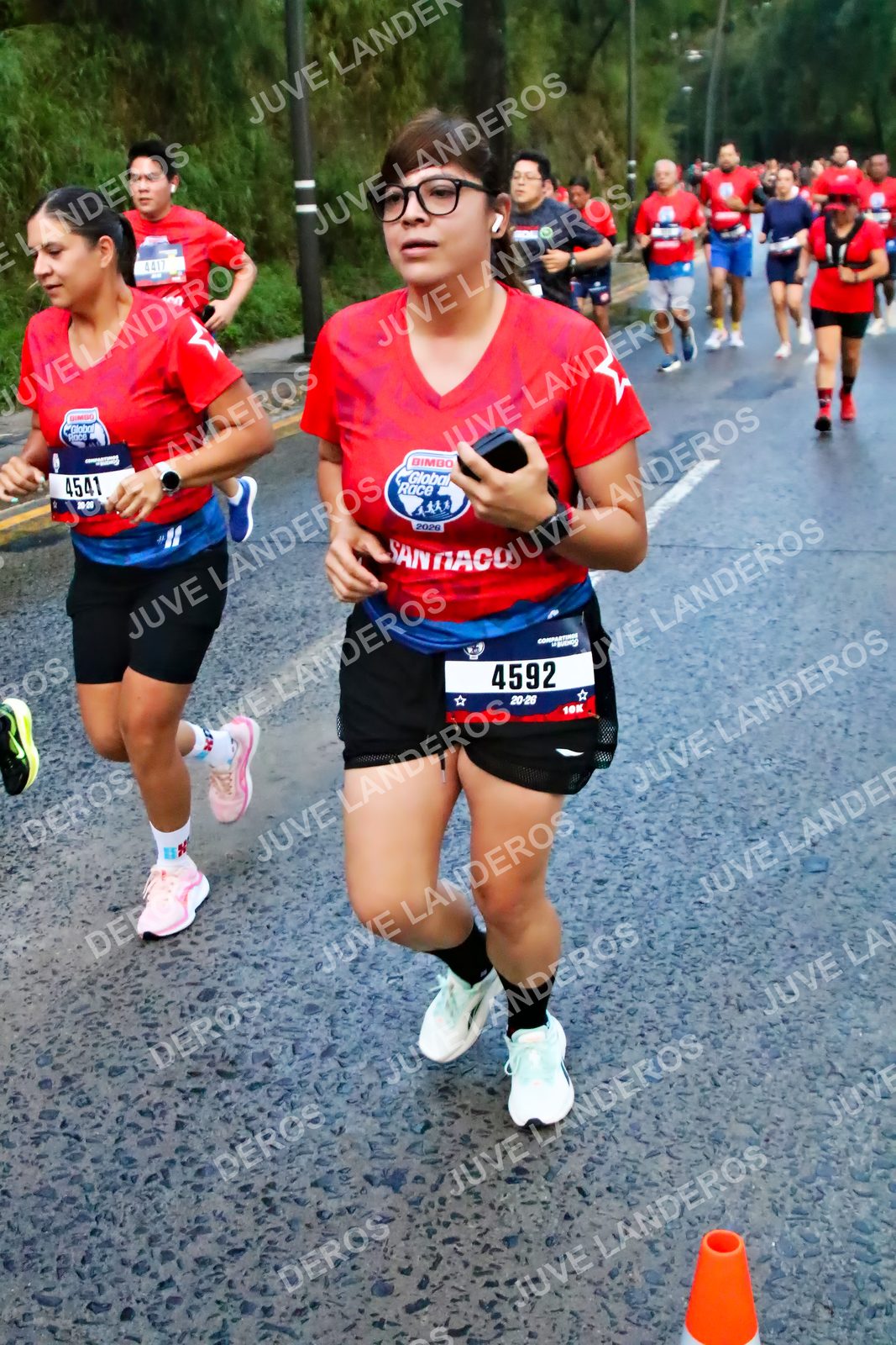 Foto de la CARRERA BIMBO GLOBAL RACE GUADALAJARA en Centro Comercial Andares, Blvd. Puerta de Hierro 4965, Zapopan a las 04:51 · dorsal 4592, 4541, 2020, 4417