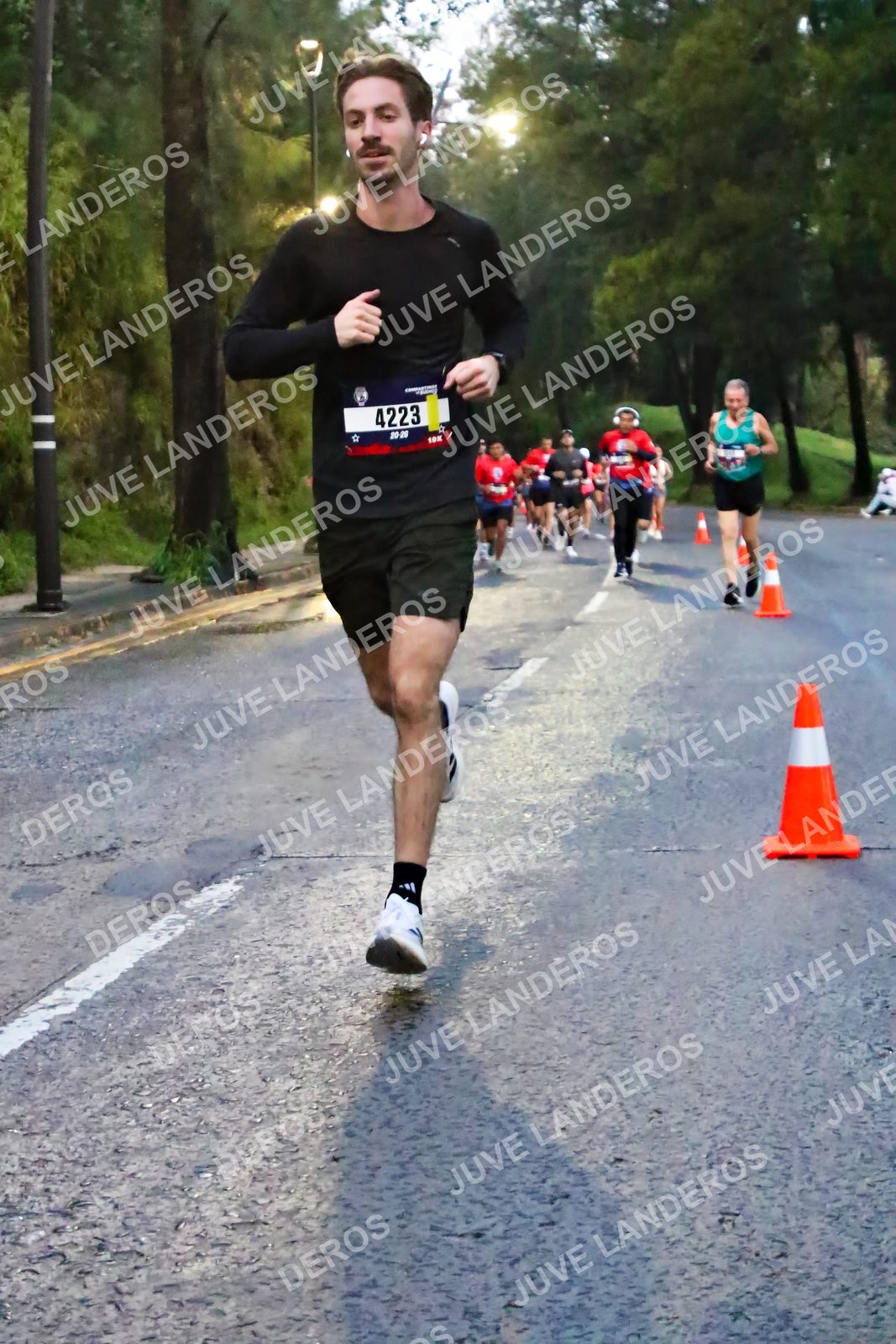 Foto de la CARRERA BIMBO GLOBAL RACE GUADALAJARA en Centro Comercial Andares, Blvd. Puerta de Hierro 4965, Zapopan a las 06:39 · dorsal 4223