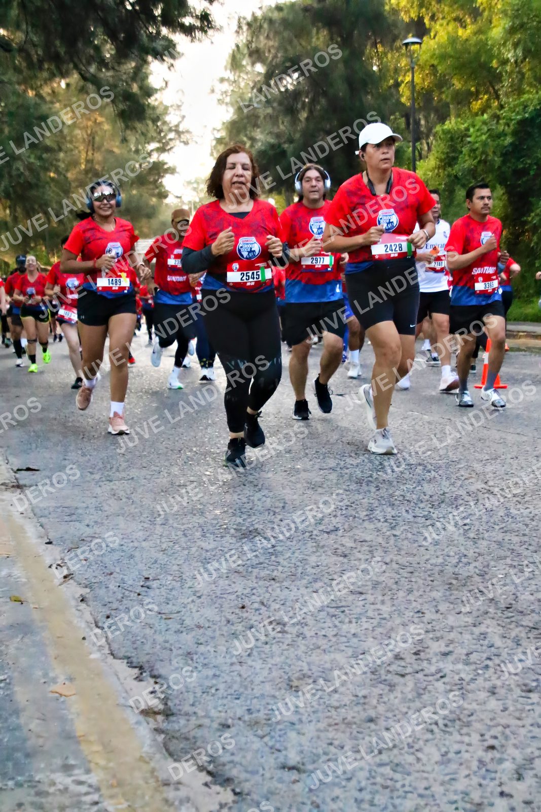 Foto de la CARRERA BIMBO GLOBAL RACE GUADALAJARA en Centro Comercial Andares, Blvd. Puerta de Hierro 4965, Zapopan a las 06:58 · dorsal 2428, 2545, 1489, 2977