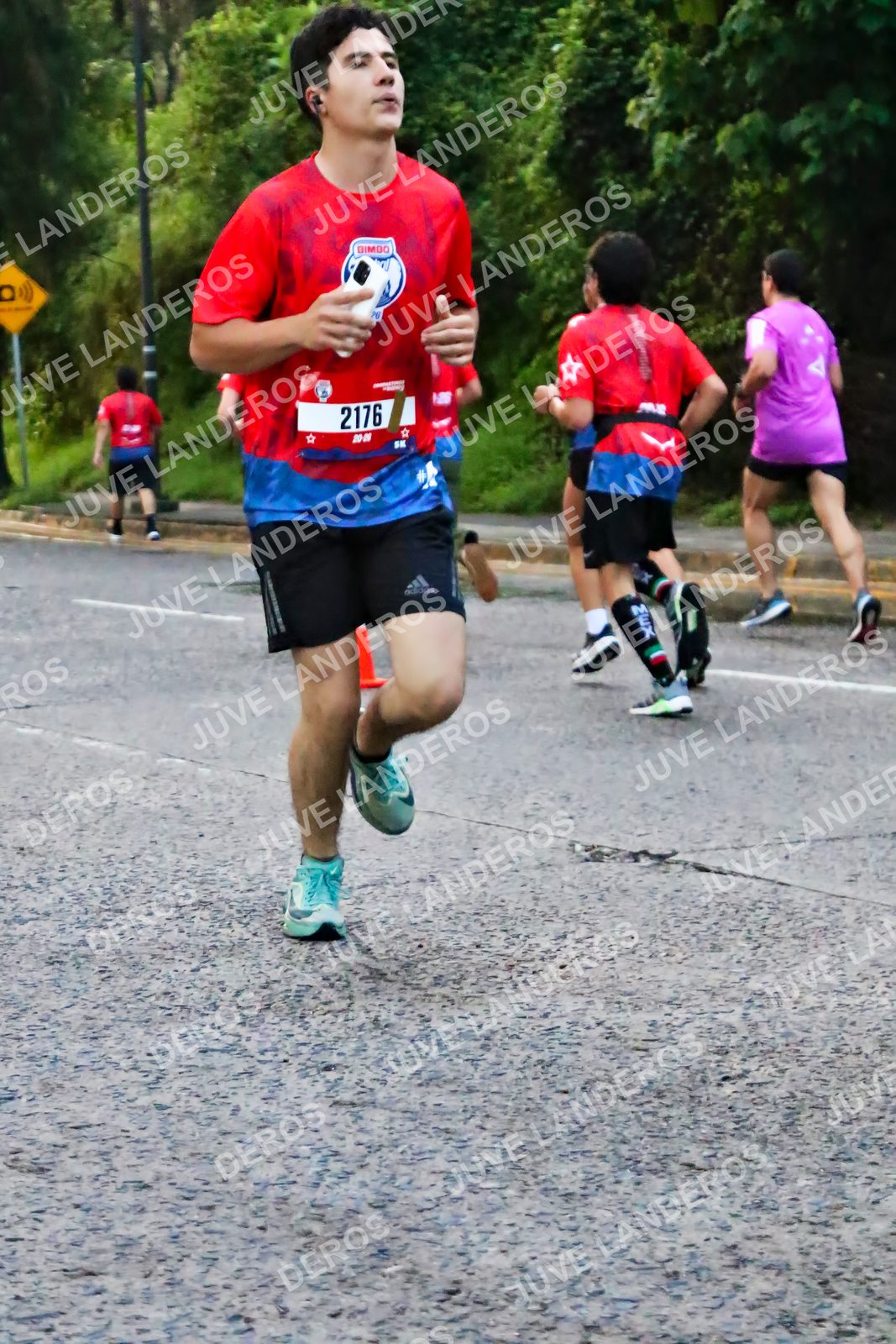 Foto de la CARRERA BIMBO GLOBAL RACE GUADALAJARA en Centro Comercial Andares, Blvd. Puerta de Hierro 4965, Zapopan a las 04:57 · dorsal 2176