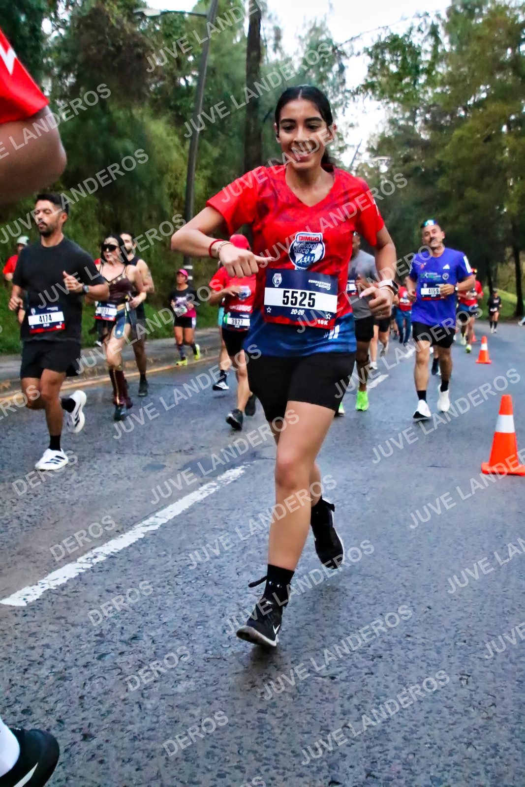 Foto de la CARRERA BIMBO GLOBAL RACE GUADALAJARA en Centro Comercial Andares, Blvd. Puerta de Hierro 4965, Zapopan a las 06:41 · dorsal 5525, 4174, 4159, 382