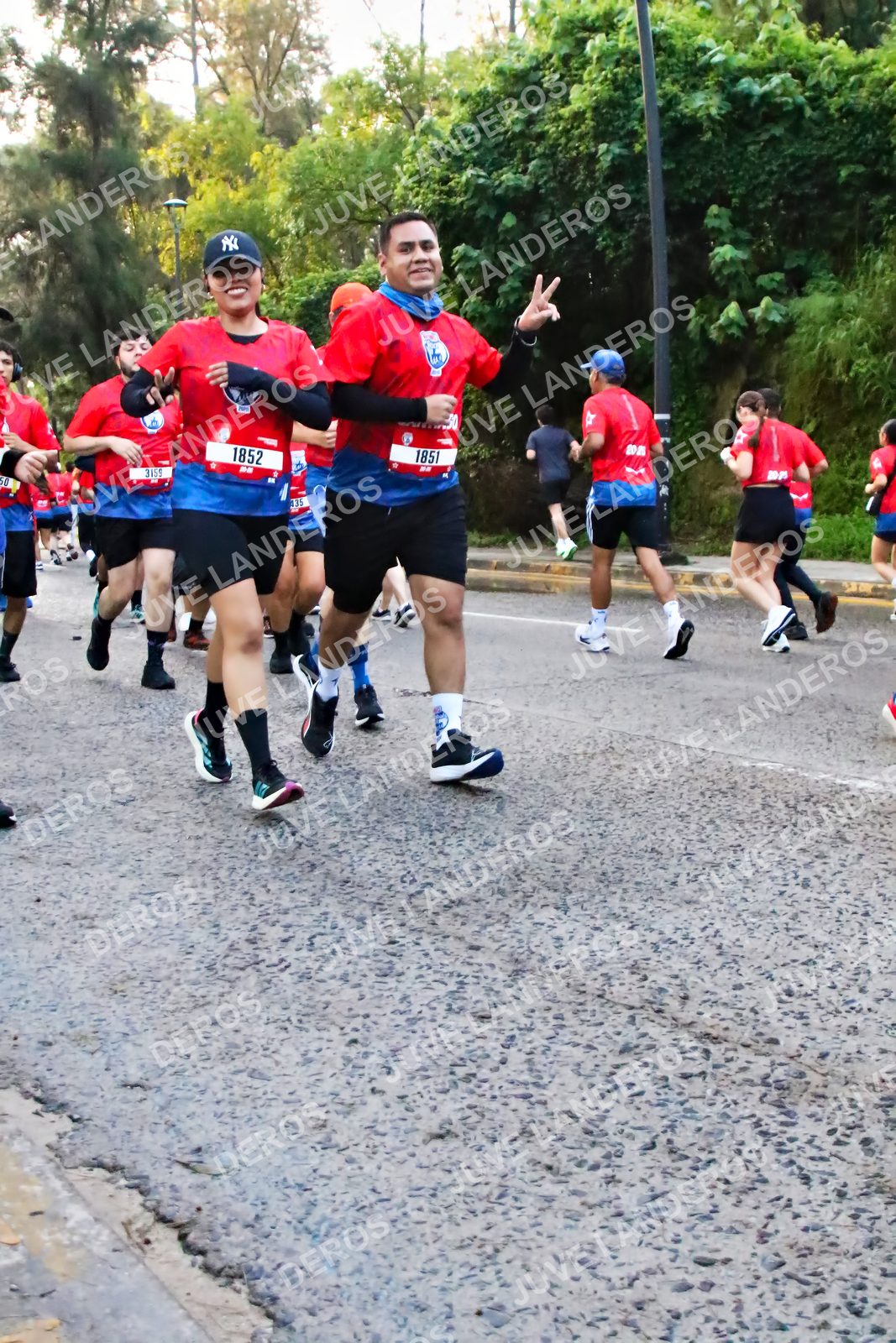 Foto de la CARRERA BIMBO GLOBAL RACE GUADALAJARA en Centro Comercial Andares, Blvd. Puerta de Hierro 4965, Zapopan a las 06:59 · dorsal 1852, 1851, 3159, 50