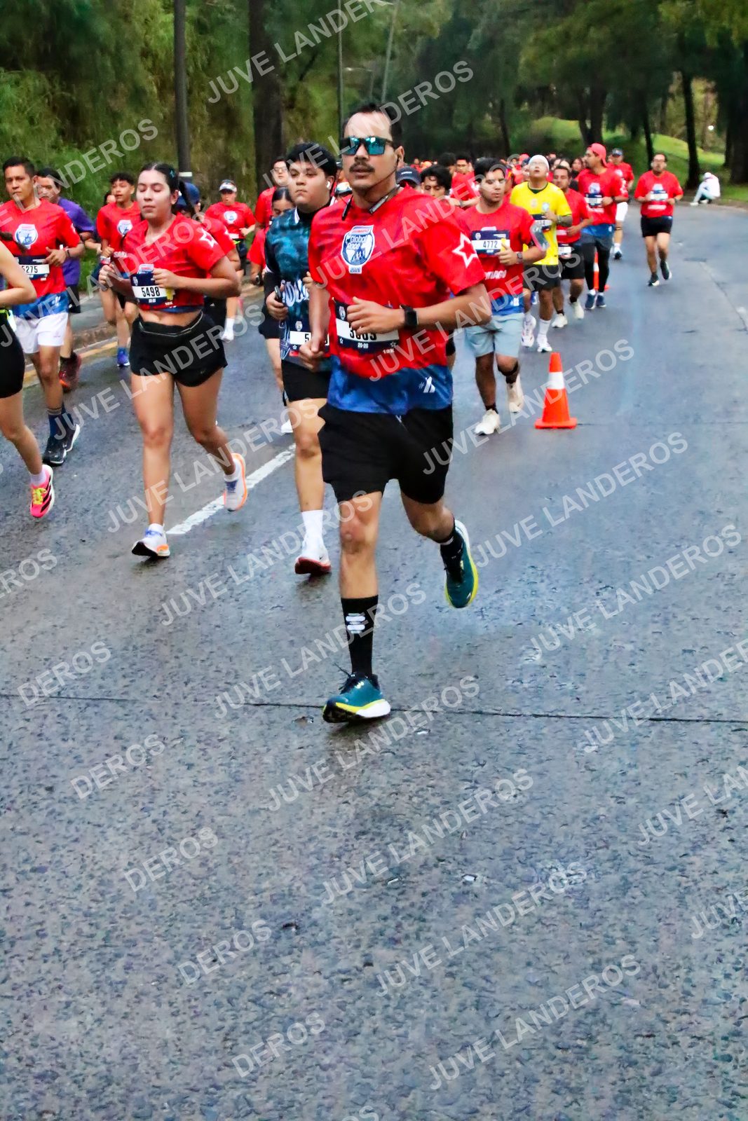 Foto de la CARRERA BIMBO GLOBAL RACE GUADALAJARA en Centro Comercial Andares, Blvd. Puerta de Hierro 4965, Zapopan a las 04:49 · dorsal 5498, 4772, 5275