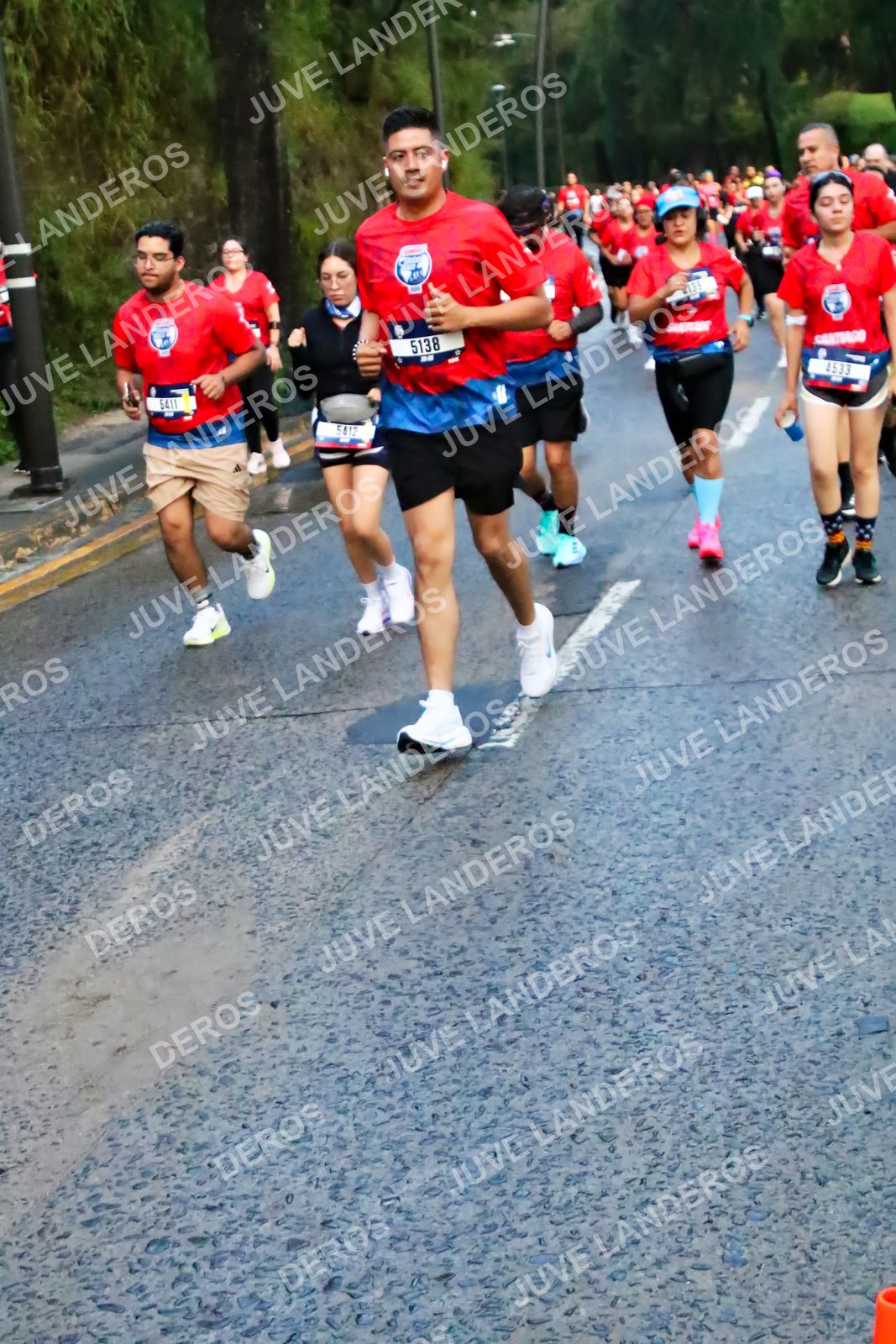 Foto de la CARRERA BIMBO GLOBAL RACE GUADALAJARA en Centro Comercial Andares, Blvd. Puerta de Hierro 4965, Zapopan a las 04:50 · dorsal 5138, 5411, 4533, 5412