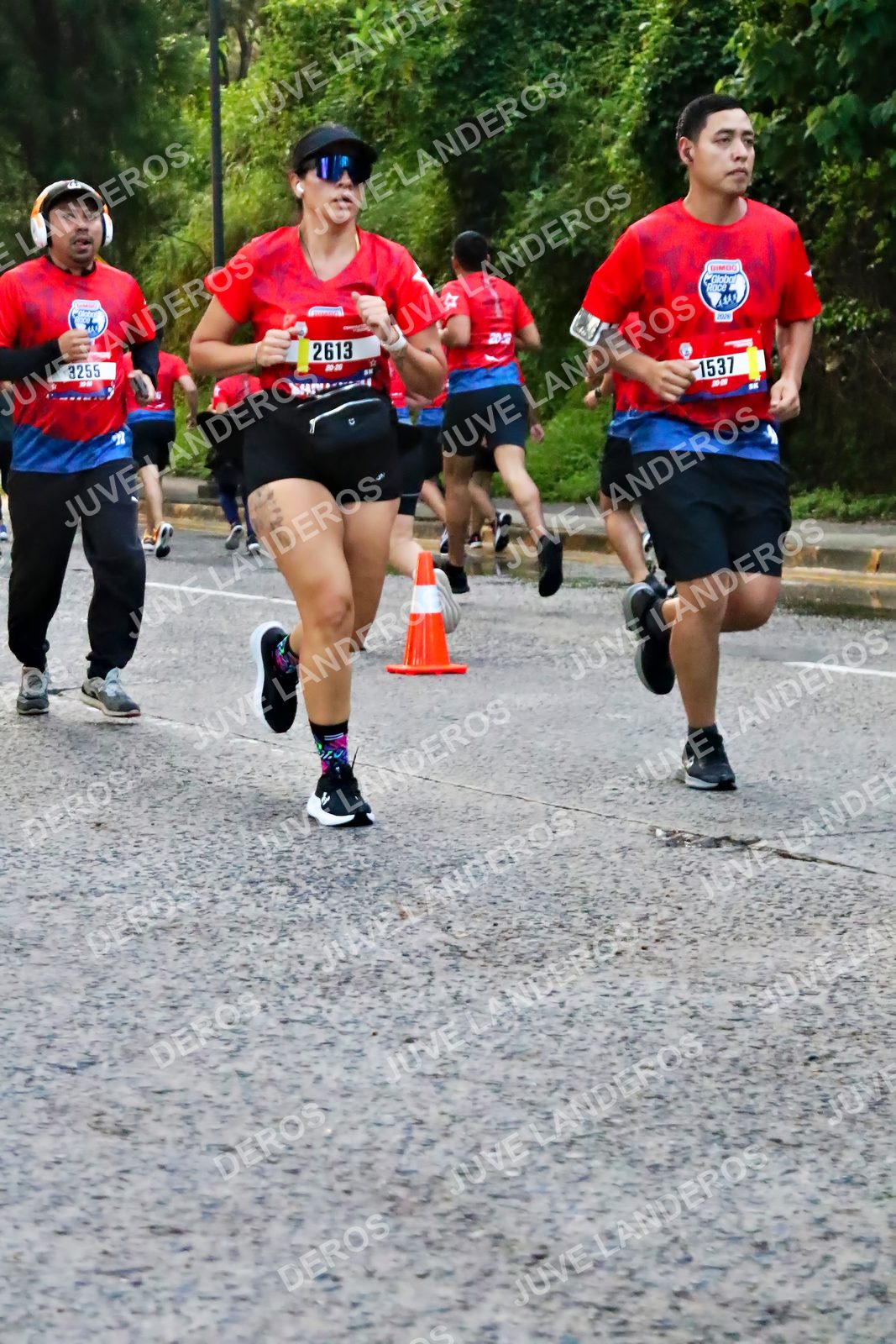 Foto de la CARRERA BIMBO GLOBAL RACE GUADALAJARA en Centro Comercial Andares, Blvd. Puerta de Hierro 4965, Zapopan a las 06:55 · dorsal 2613, 1537, 3255