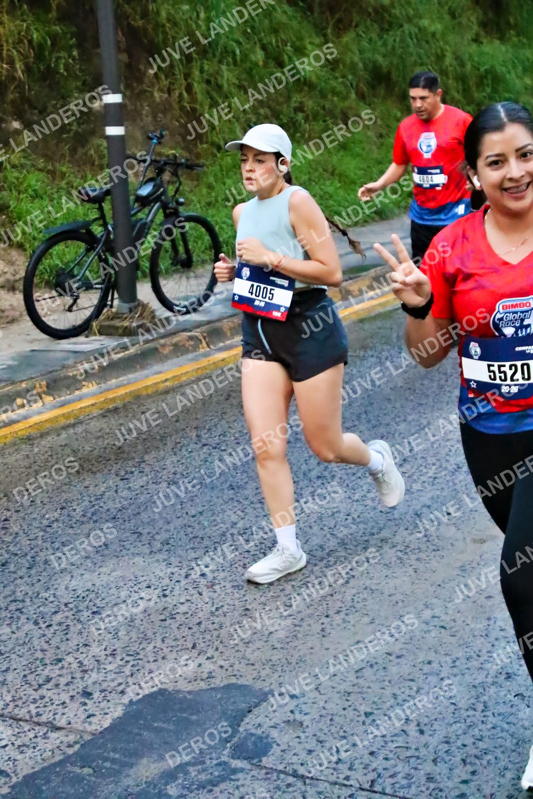 Foto de la CARRERA BIMBO GLOBAL RACE GUADALAJARA en Centro Comercial Andares, Blvd. Puerta de Hierro 4965, Zapopan a las 04:50 · dorsal 5520, 4005, 4604